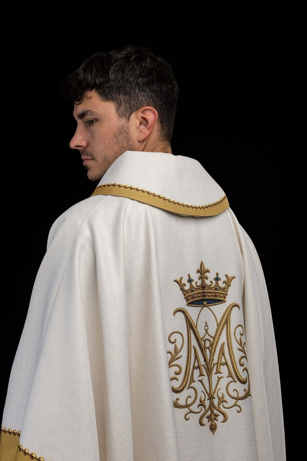 Casulla de Nuestra Señora de Częstochowa, vista posterior con monograma mariano bordado