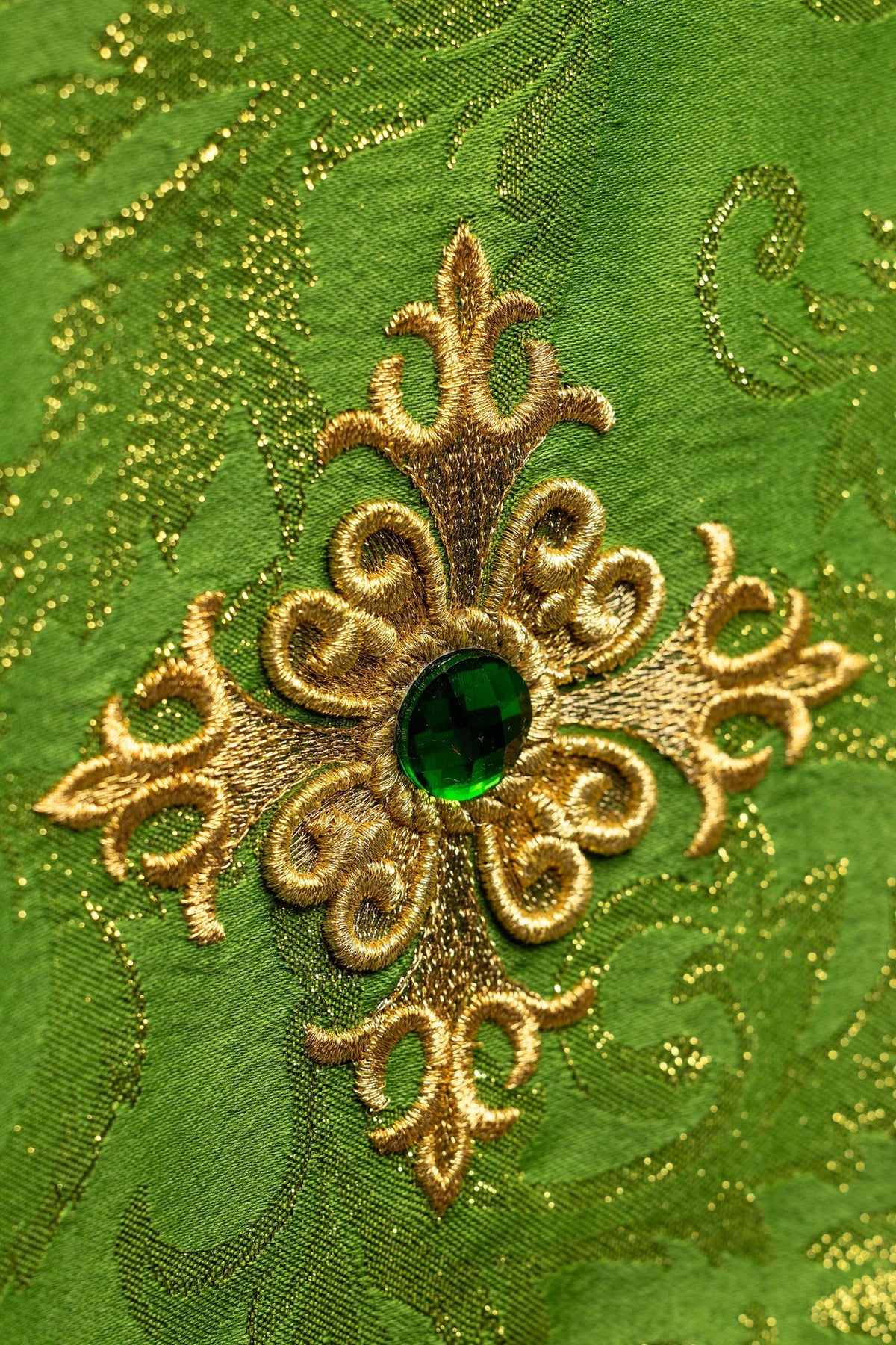 Velo de cáliz verde, detalle del bordado dorado con piedra verde