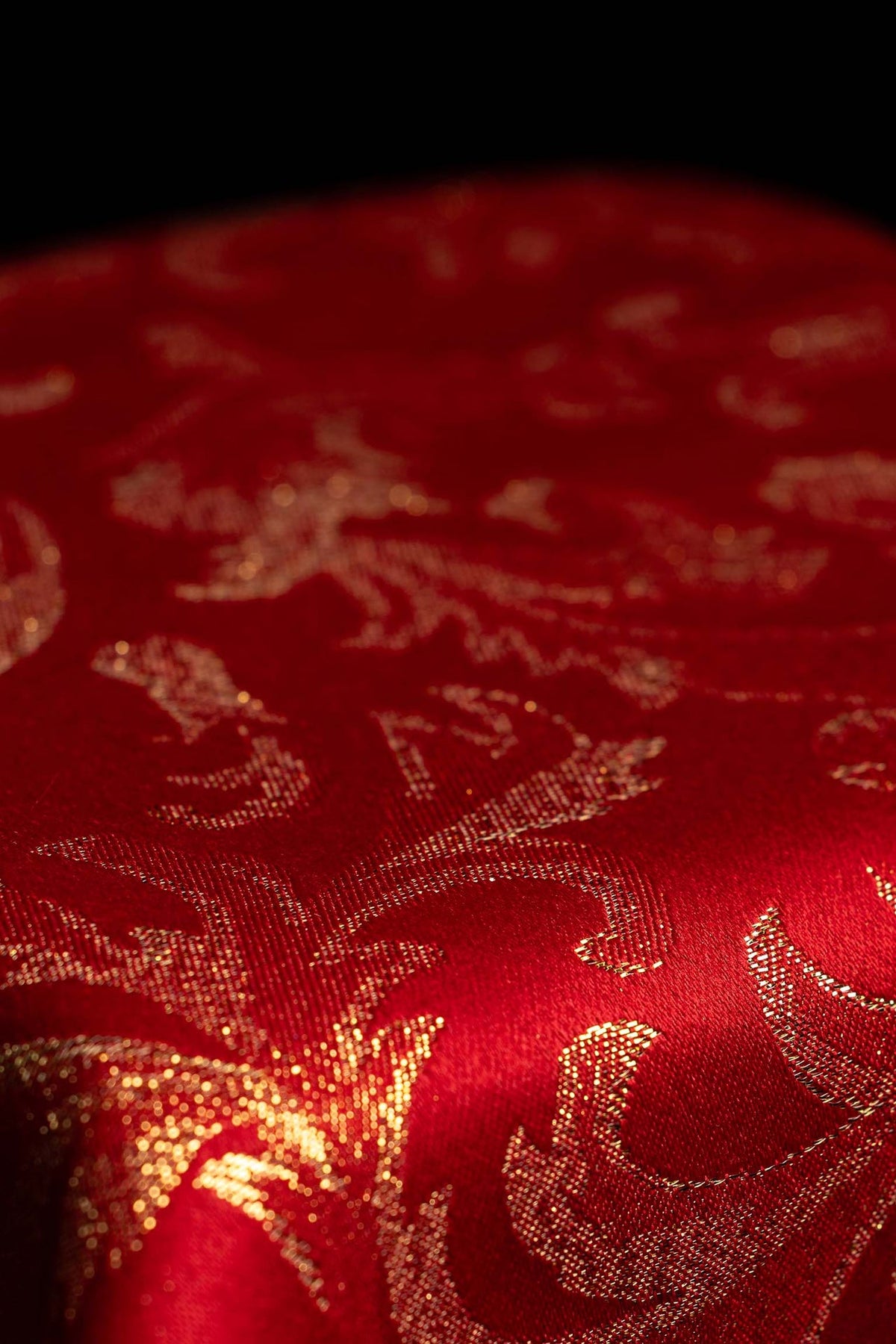 Velo de cáliz rojo, detalle del tejido con motivos dorados