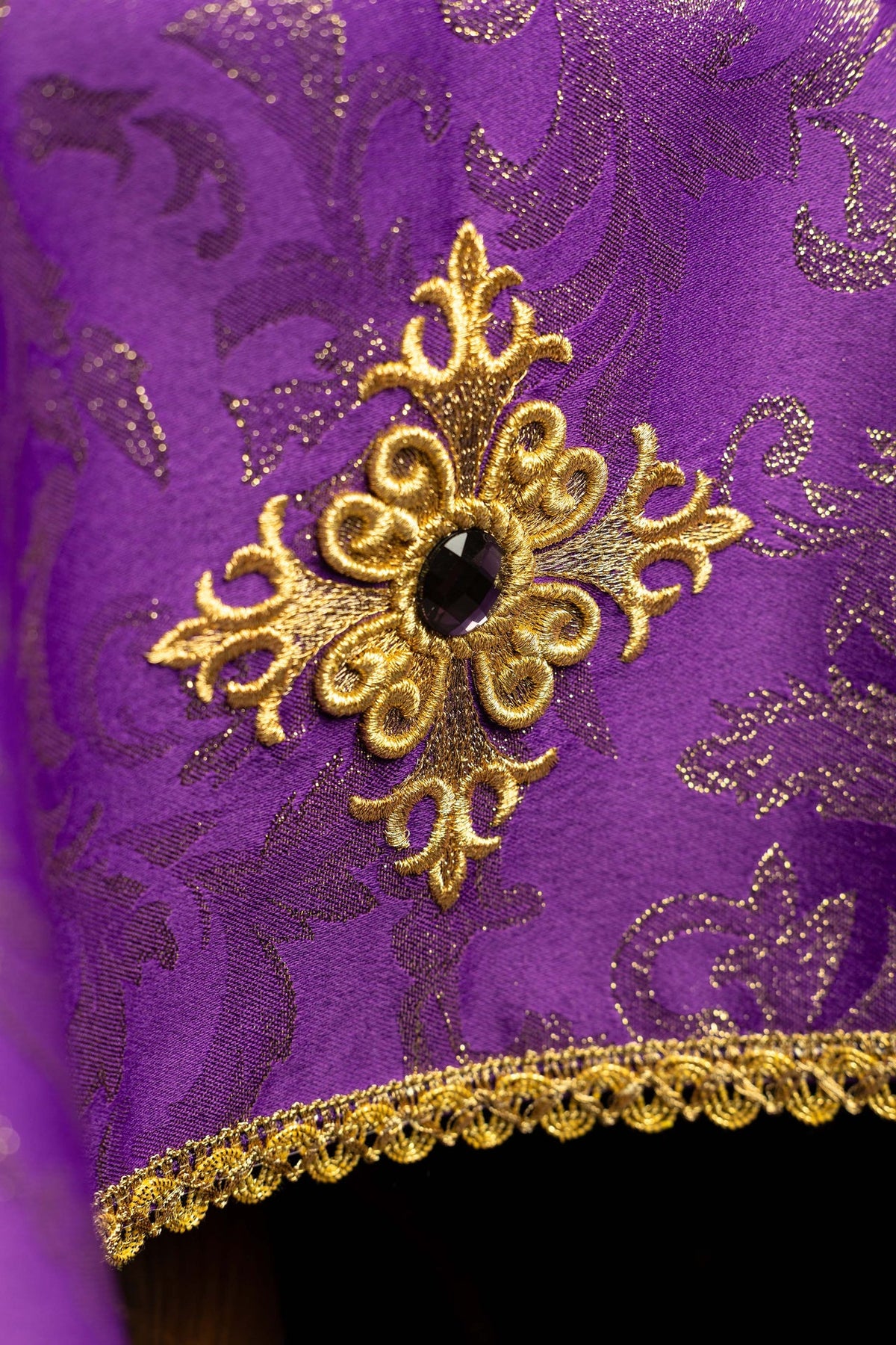 Velo de cáliz morado, detalle de la cruz bordada con piedra oscura