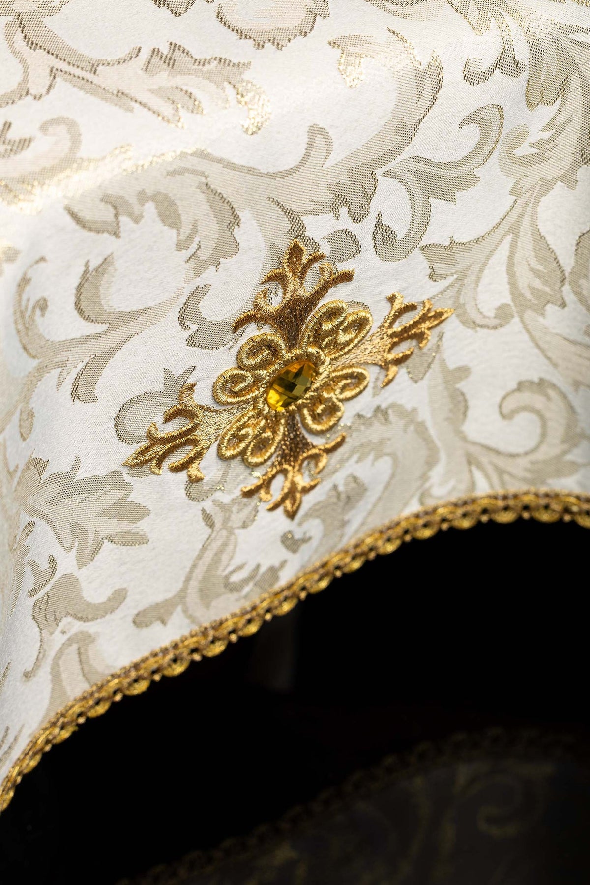 Velo de cáliz marfil, detalle del bordado dorado y la cenefa ornamental