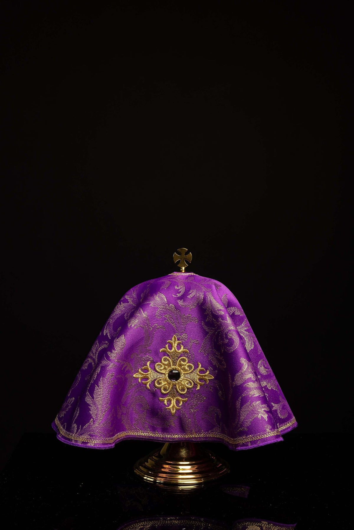Cubrecopón morado redondo con cruz bordada y piedra decorativa, 53 cm, vista frontal