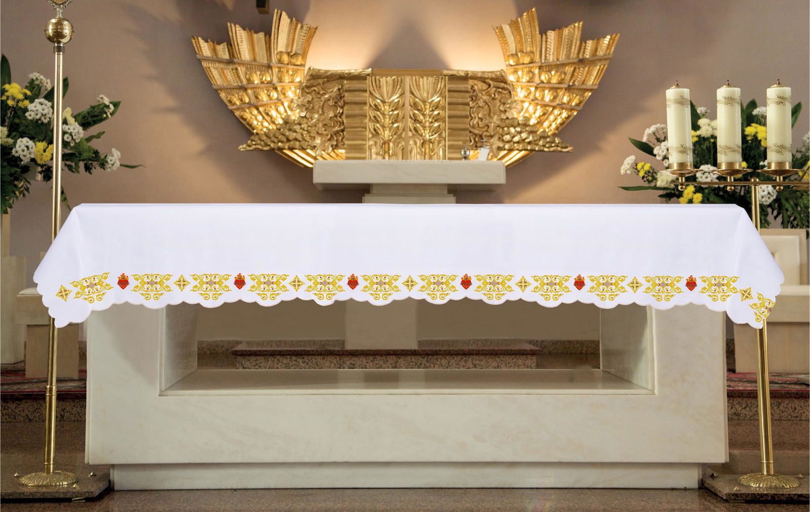 Mantel de altar con cruces doradas y Sagrado Corazón bordado frontal KOO/219 150*300 BIAŁY (obszywany) - CASULLAS.ES