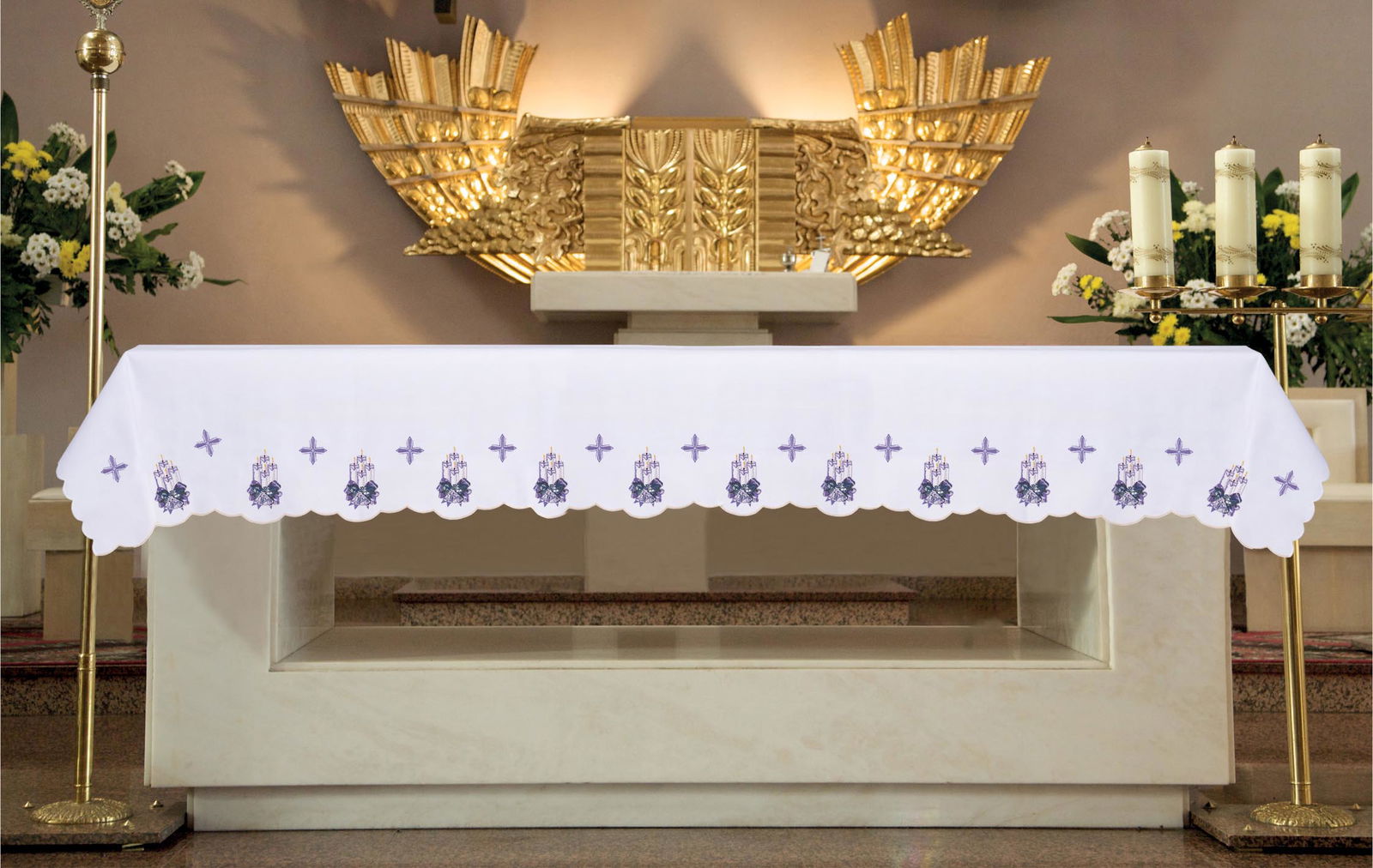 Mantel de altar con motivo de corona de Adviento y cruces bordado KOO/097 150*300 BIAŁY (OBSZYWANY) - CASULLAS.ES