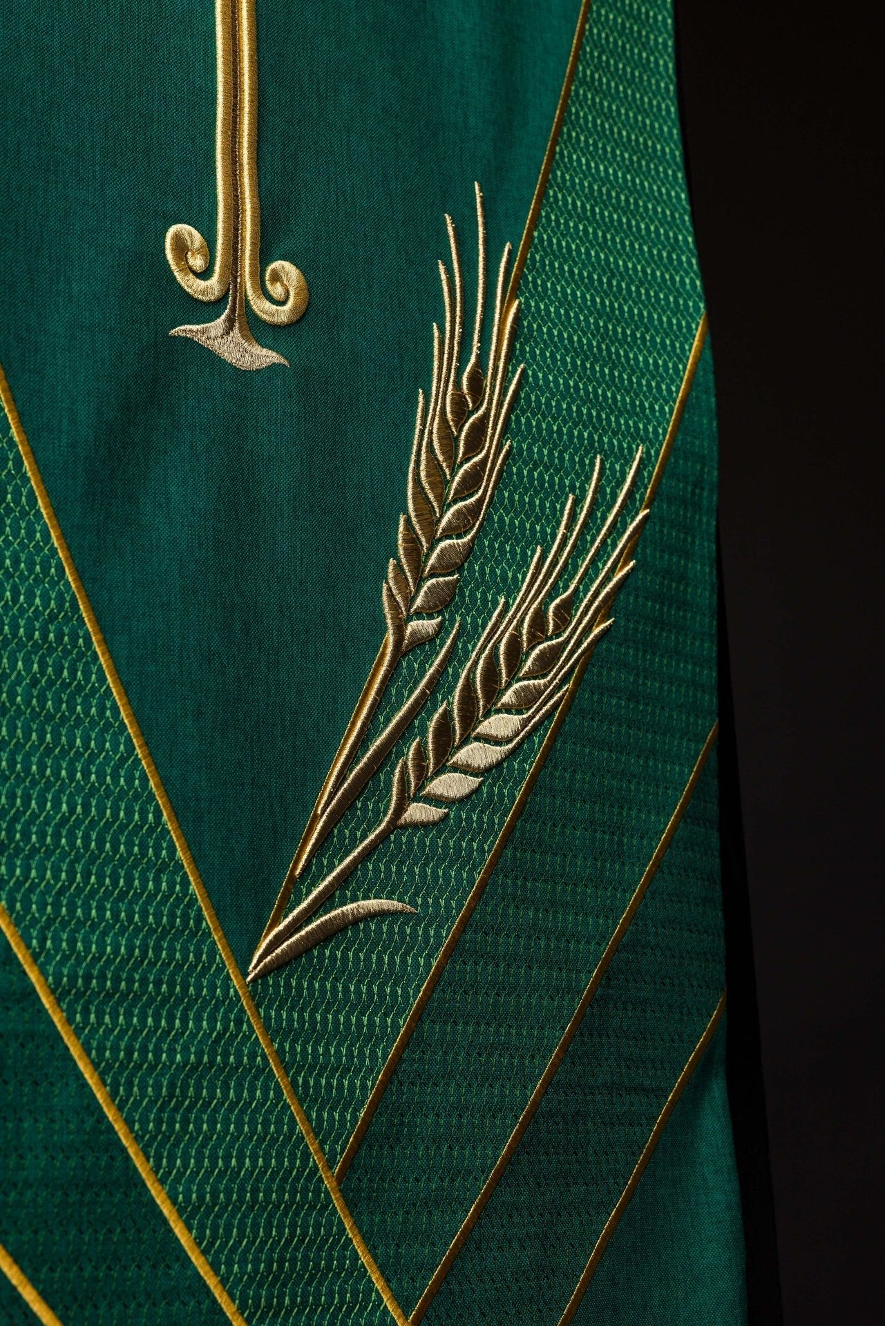 Mantel para ambón con bordado PAX en color verde LE/8050/01 55*250 - CASULLAS.ES