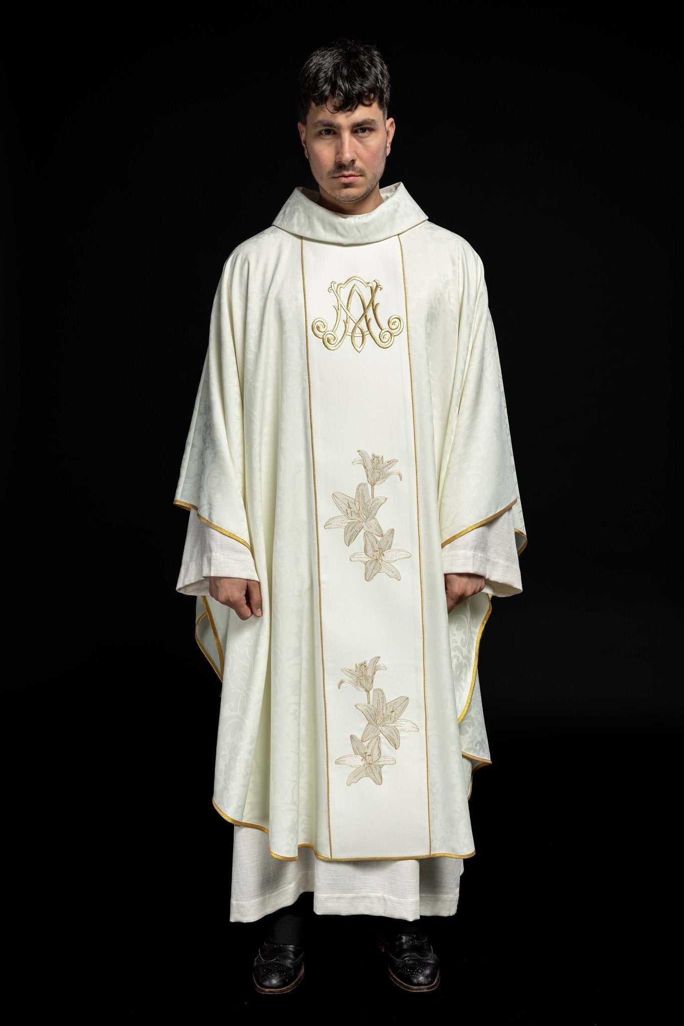 Maryjny Ornat liturgiczny z haftowanymi liliami