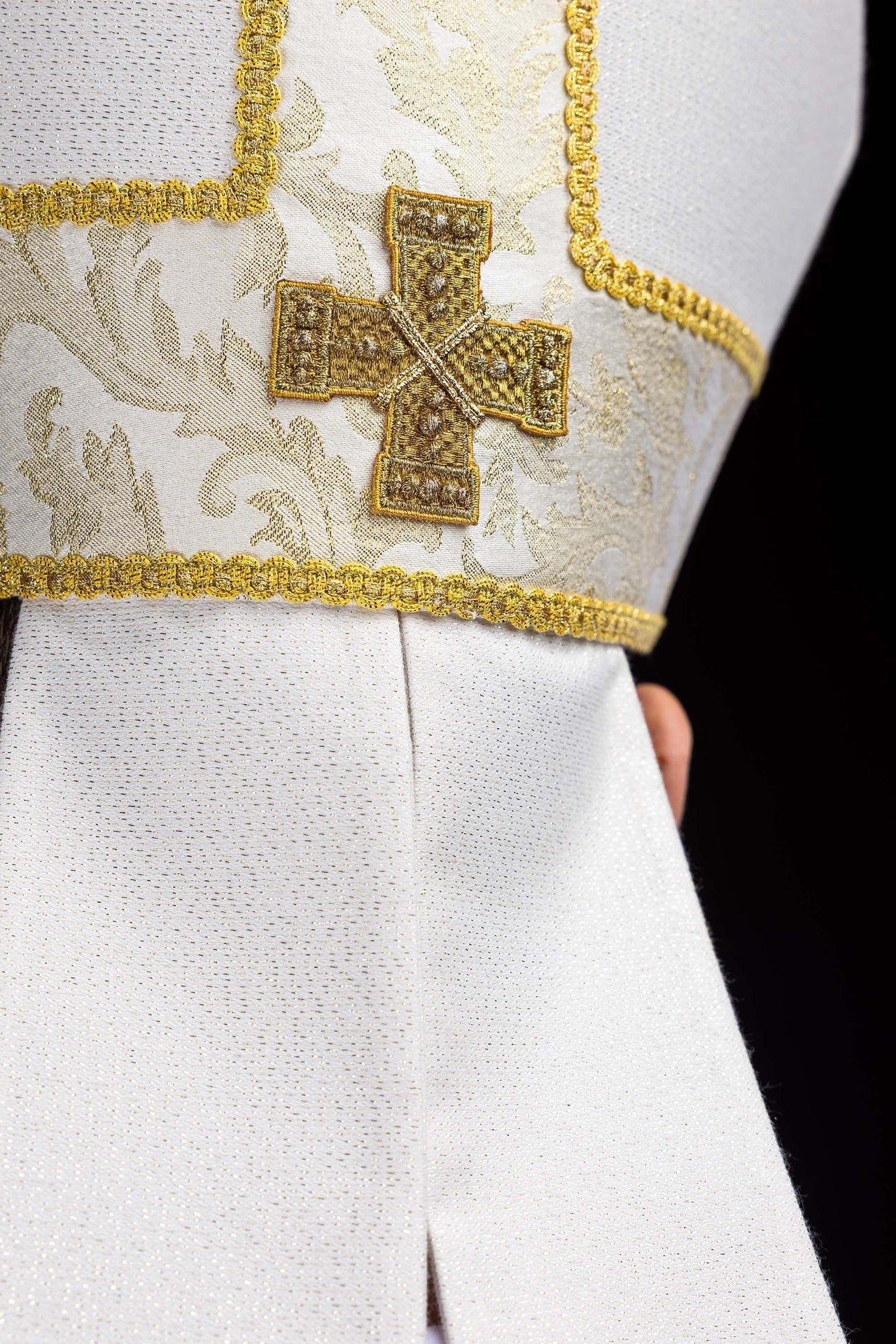 Mitra bordada con cruz decorada con tejido jacquard ecru LE/9075/05-1 - CASULLAS.ES