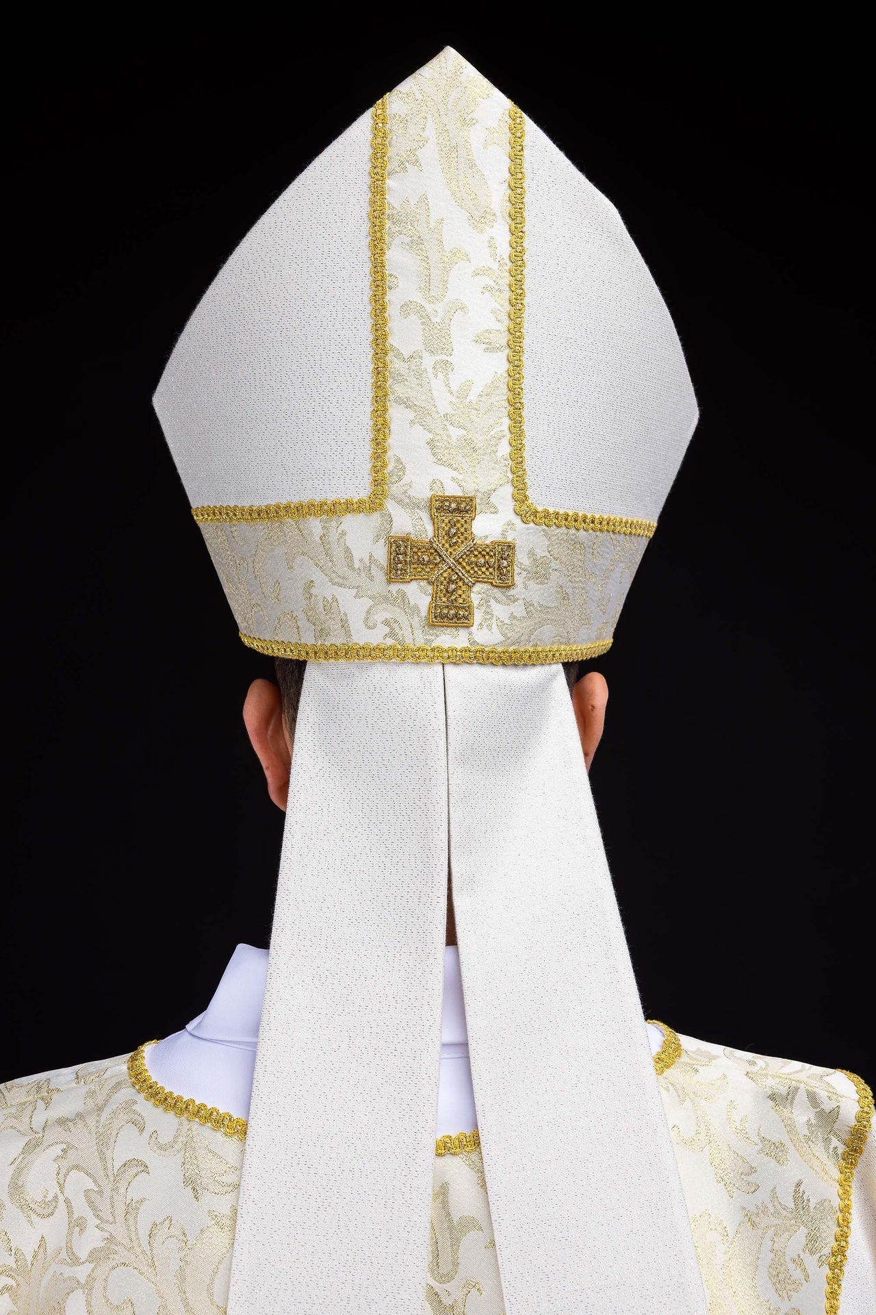 Mitra bordada con cruz decorada con tejido jacquard ecru LE/9075/05-1 - CASULLAS.ES