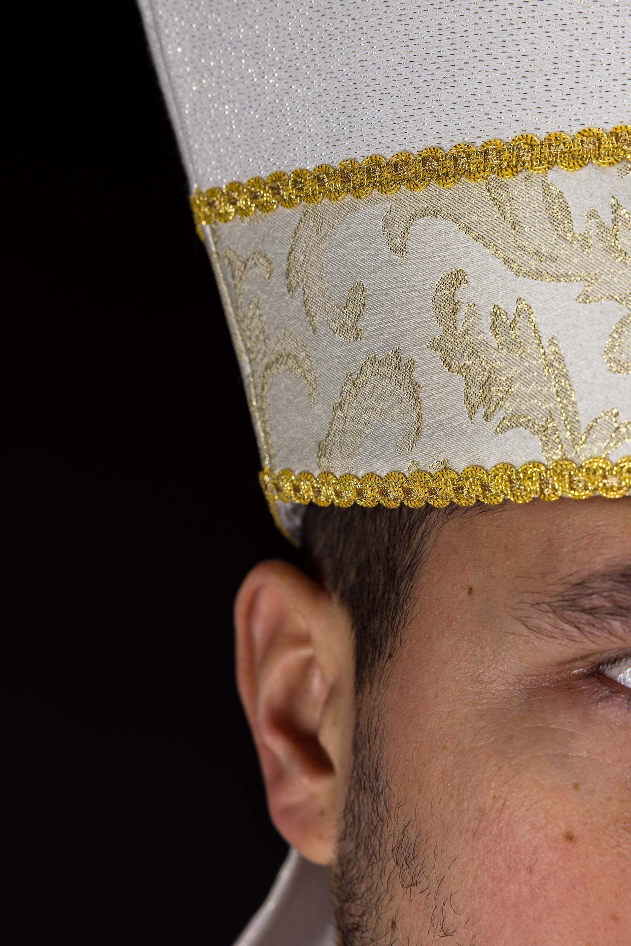 Mitra bordada con cruz decorada con tejido jacquard ecru LE/9075/05-1 - CASULLAS.ES