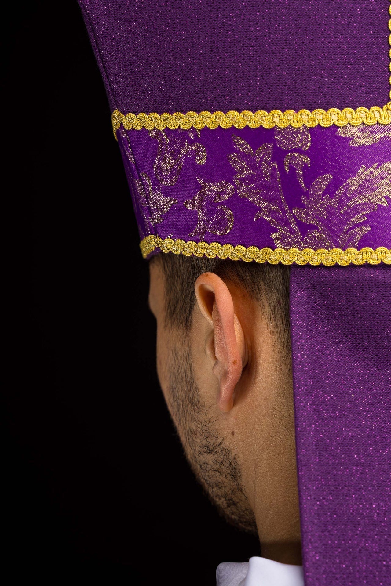 Mitra morada bordada con cruz decorada con tejido jacquard LE/9075/03-1 - CASULLAS.ES
