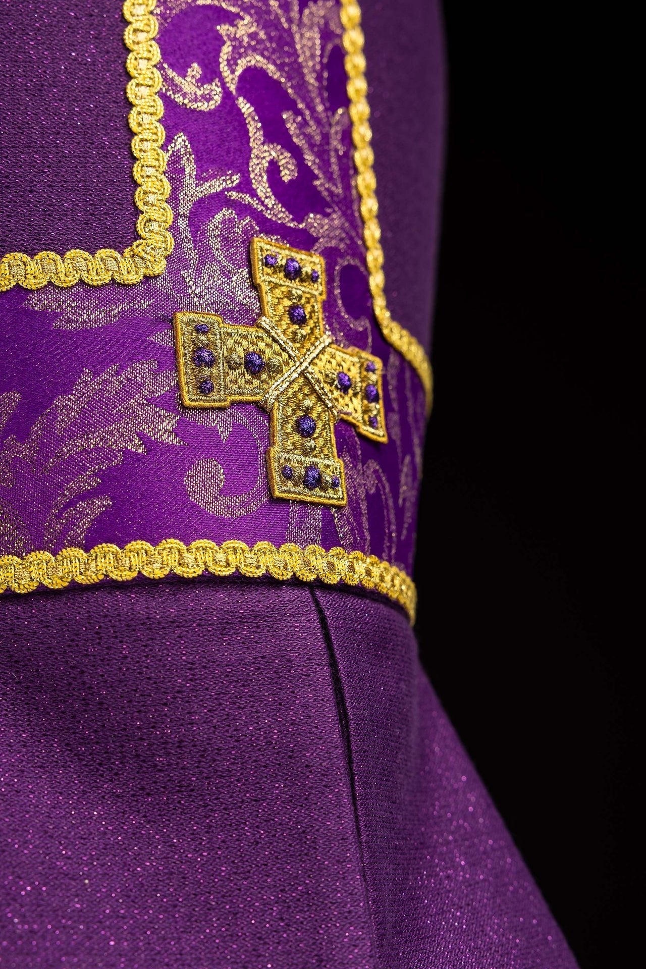 Mitra morada bordada con cruz decorada con tejido jacquard LE/9075/03-1 - CASULLAS.ES