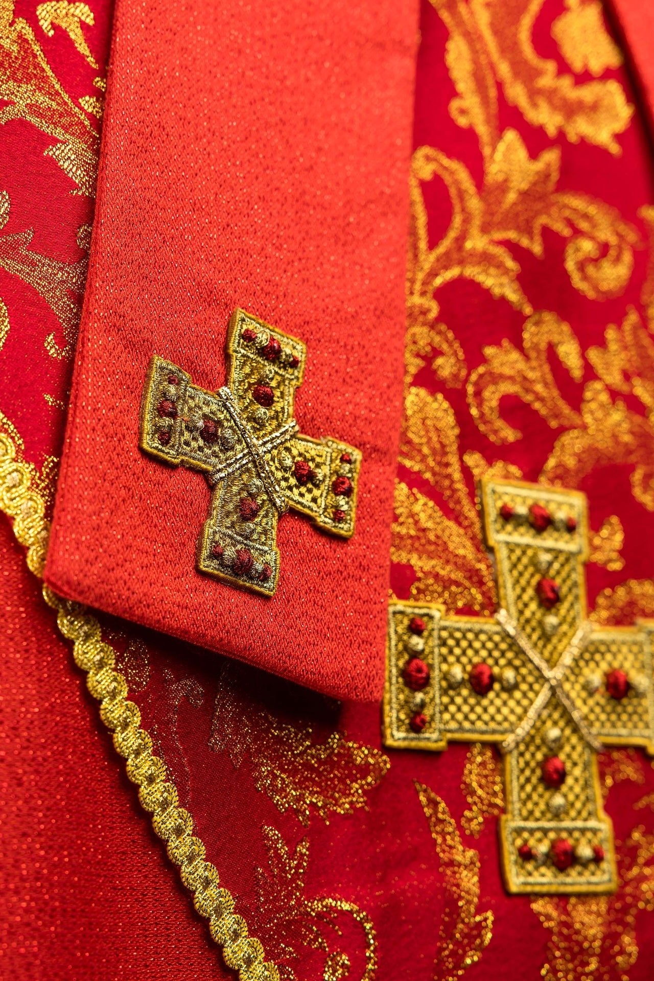 Mitra roja bordada con cruz decorada con tejido jacquard LE/9075/02-1 - CASULLAS.ES