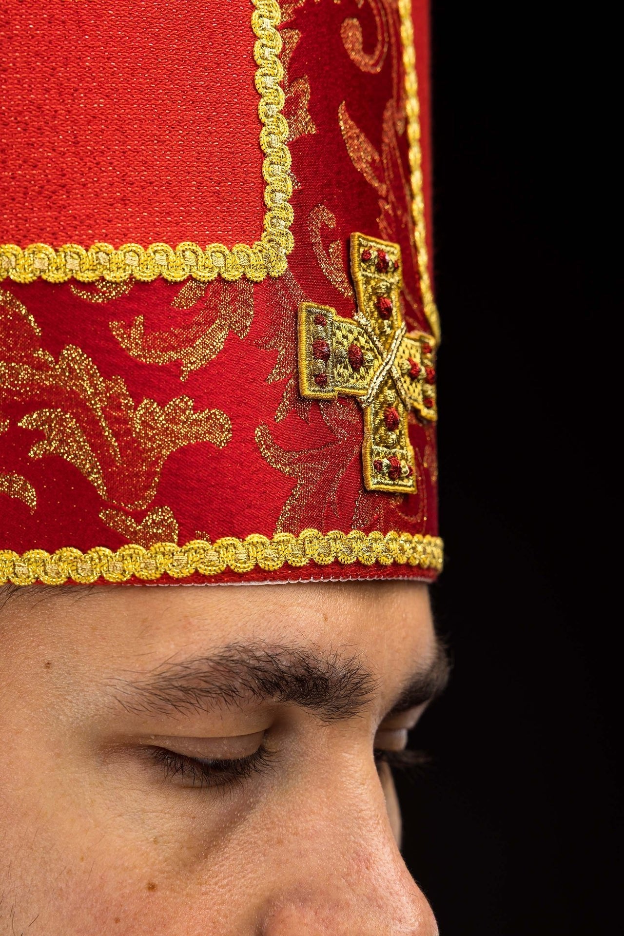 Mitra roja bordada con cruz decorada con tejido jacquard LE/9075/02-1 - CASULLAS.ES