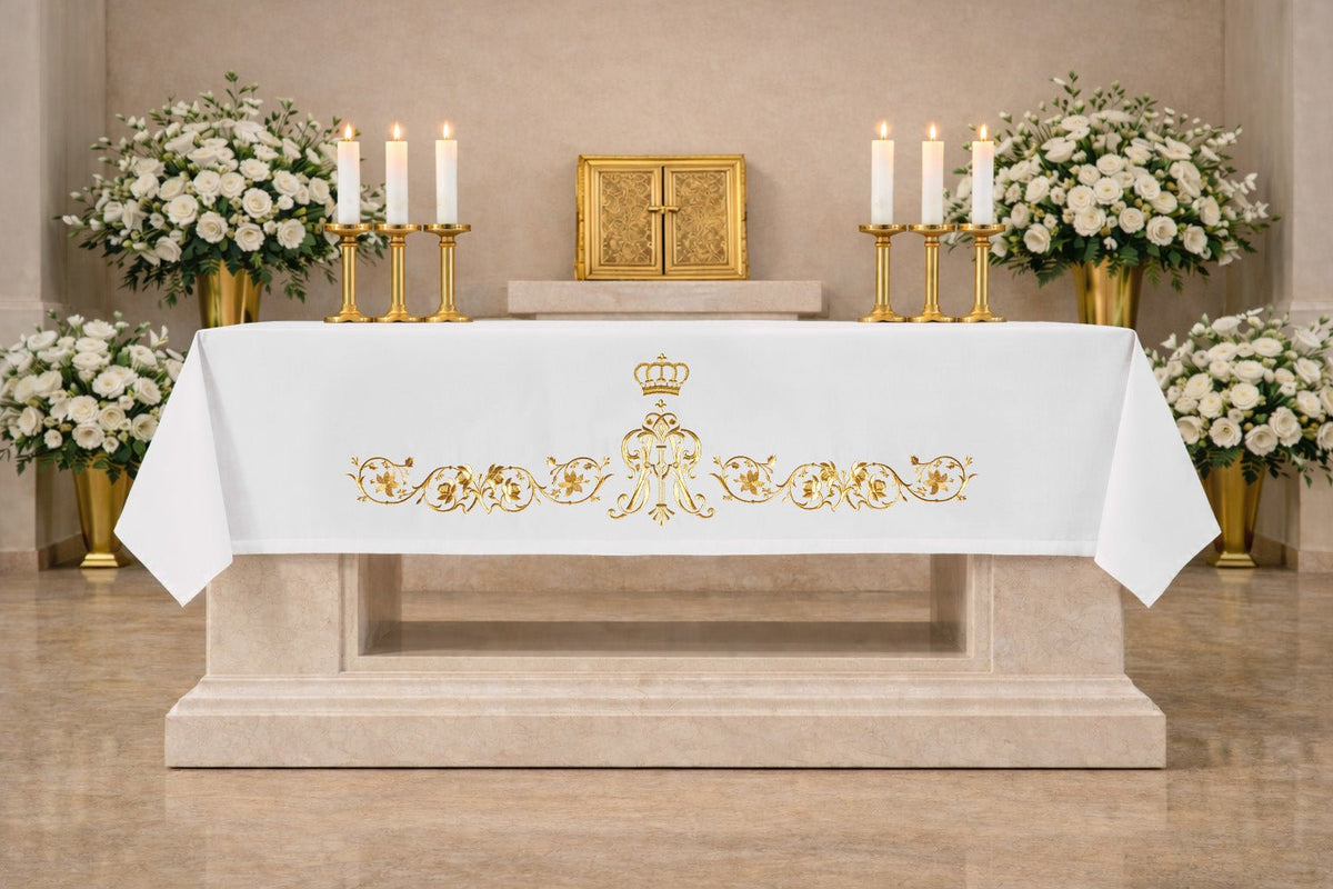 Mantel de altar blanco con símbolo mariano bordado en dorado