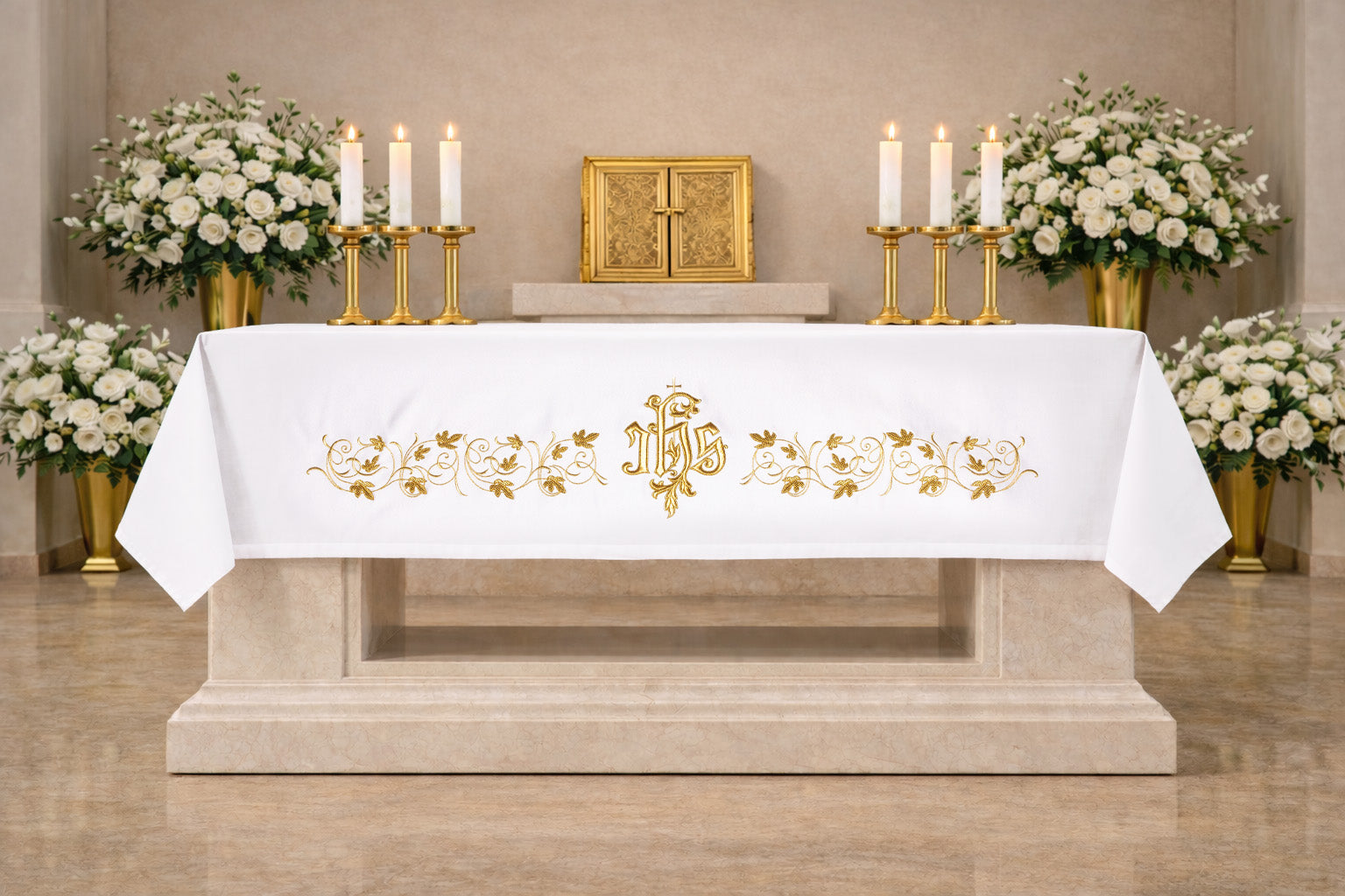 Obrus ołtarzowy z haftowanym symbolem IHS