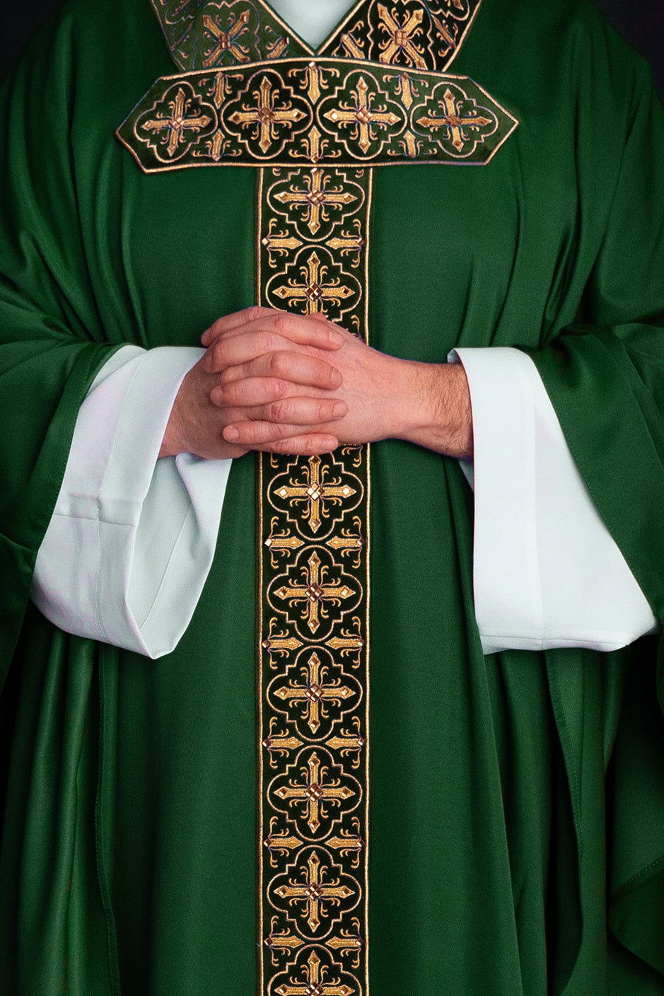 Ornat zielony z wiszącym haftowanym pasem i 500 kamieniami - ORNATY.PL