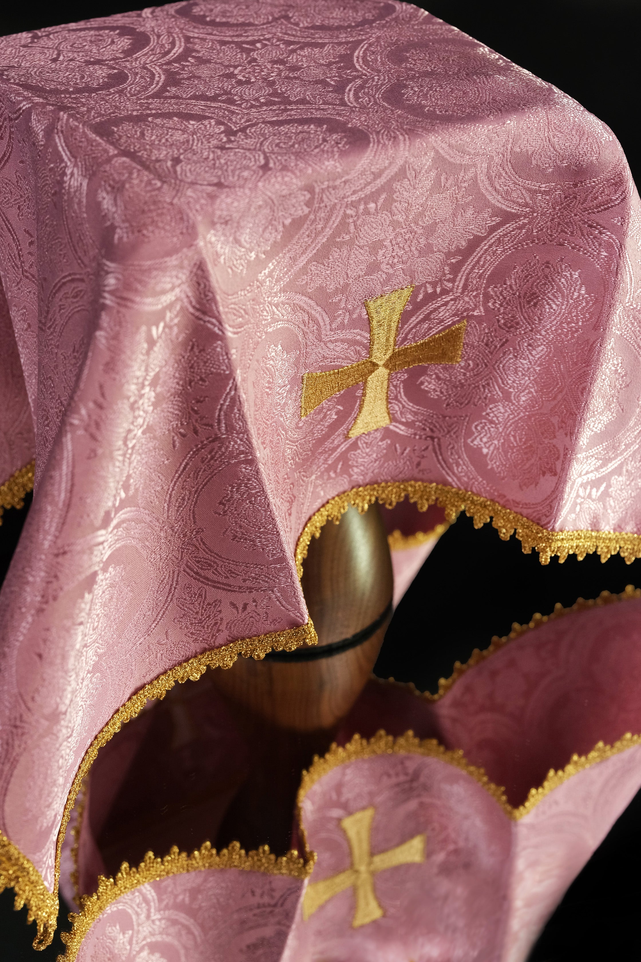 Véu cálice rosa com símbolo de cruz jacquard