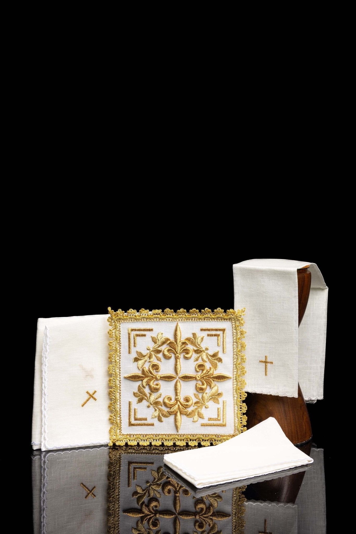 Servicio de altar bordado con adornos dorados HA/5013 - CASULLAS.ES