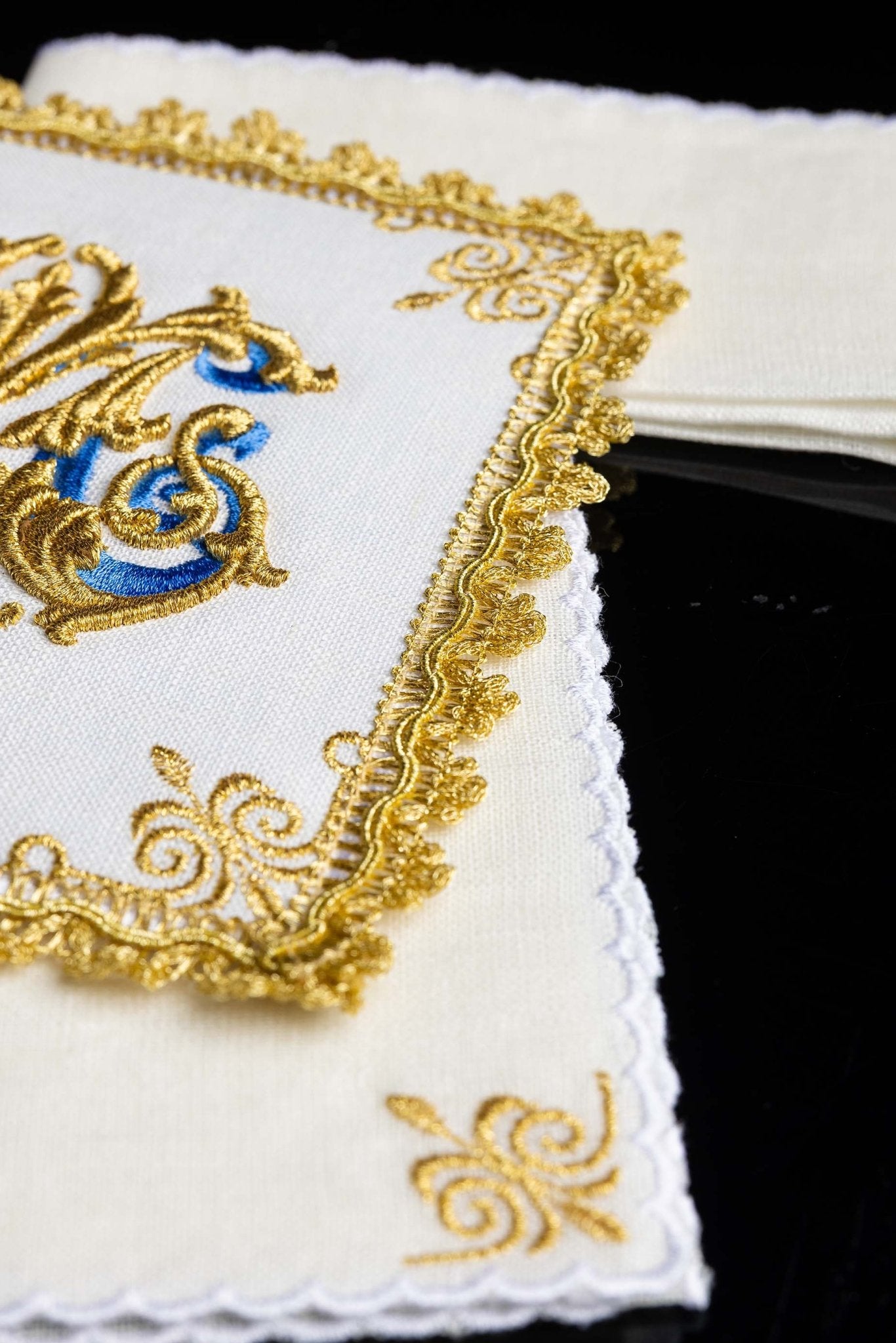 Servicio de altar bordado con símbolo Mariano de oro HA/5014 - CASULLAS.ES