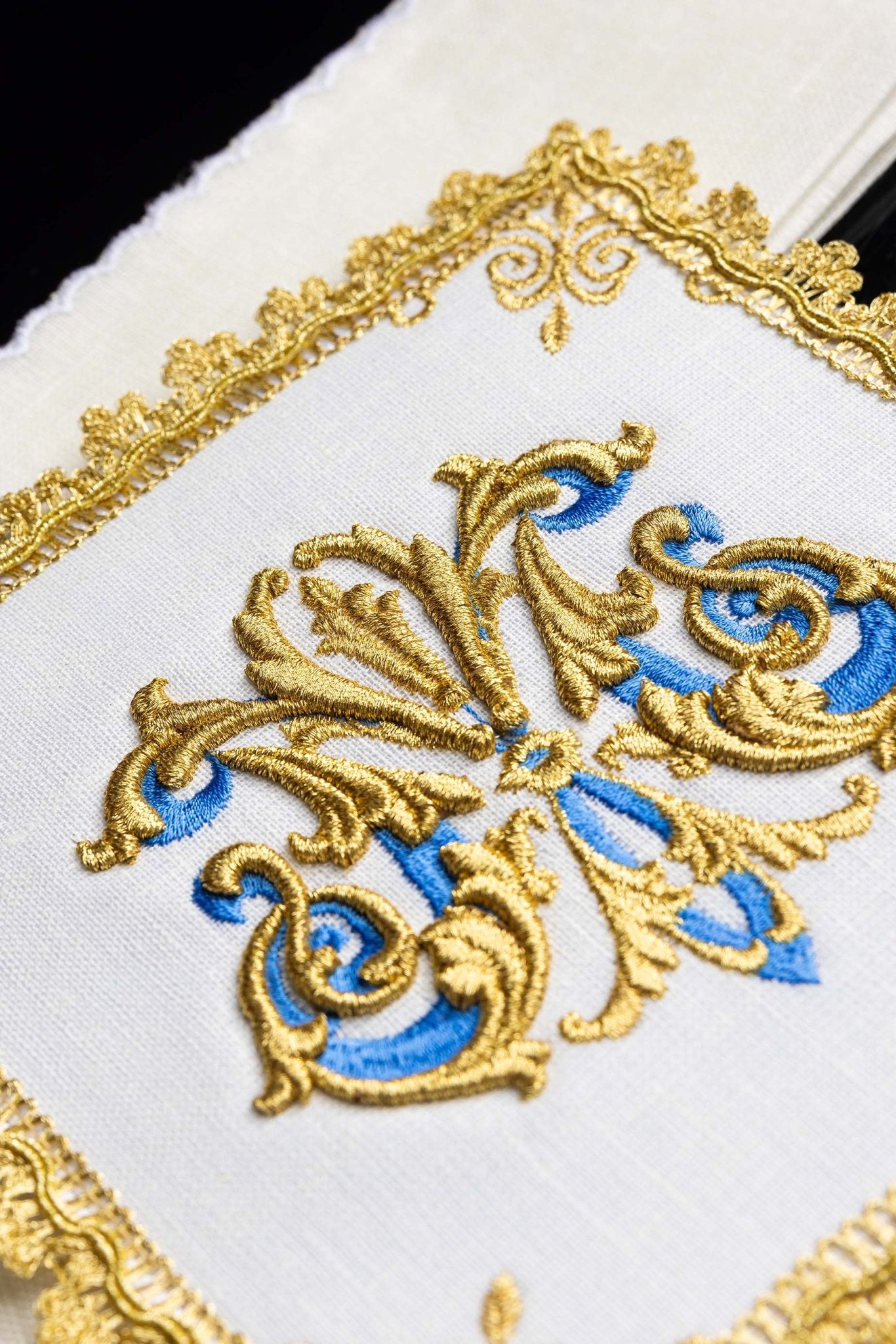 Servicio de altar bordado con símbolo Mariano de oro HA/5014 - CASULLAS.ES