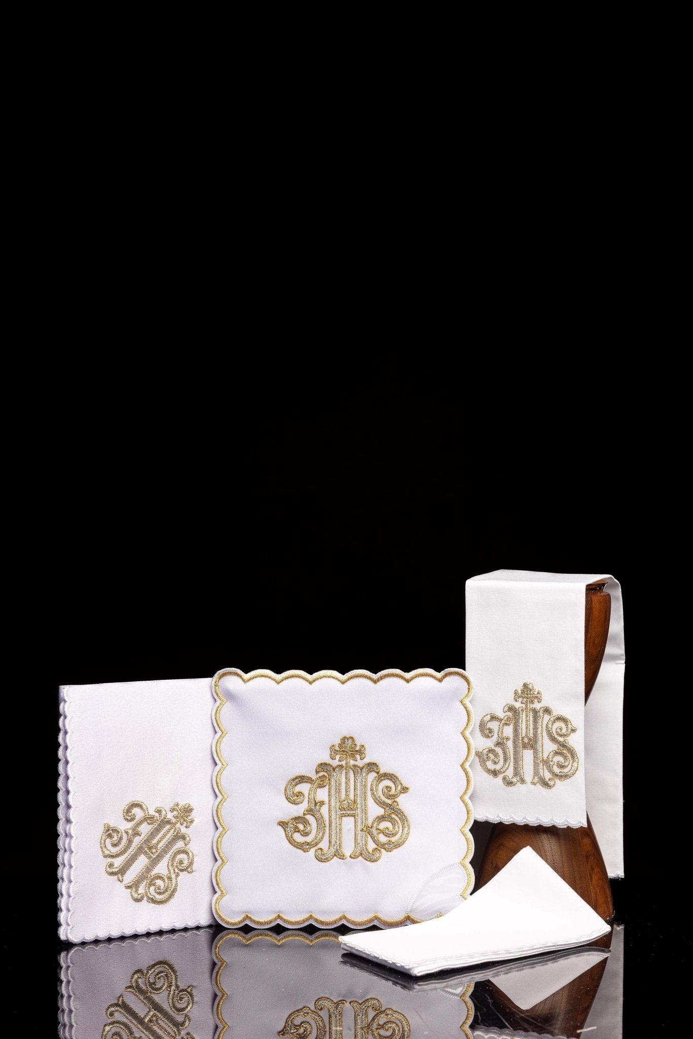 Servicio de altar bordado IHS dorado KK/072/04 - CASULLAS.ES