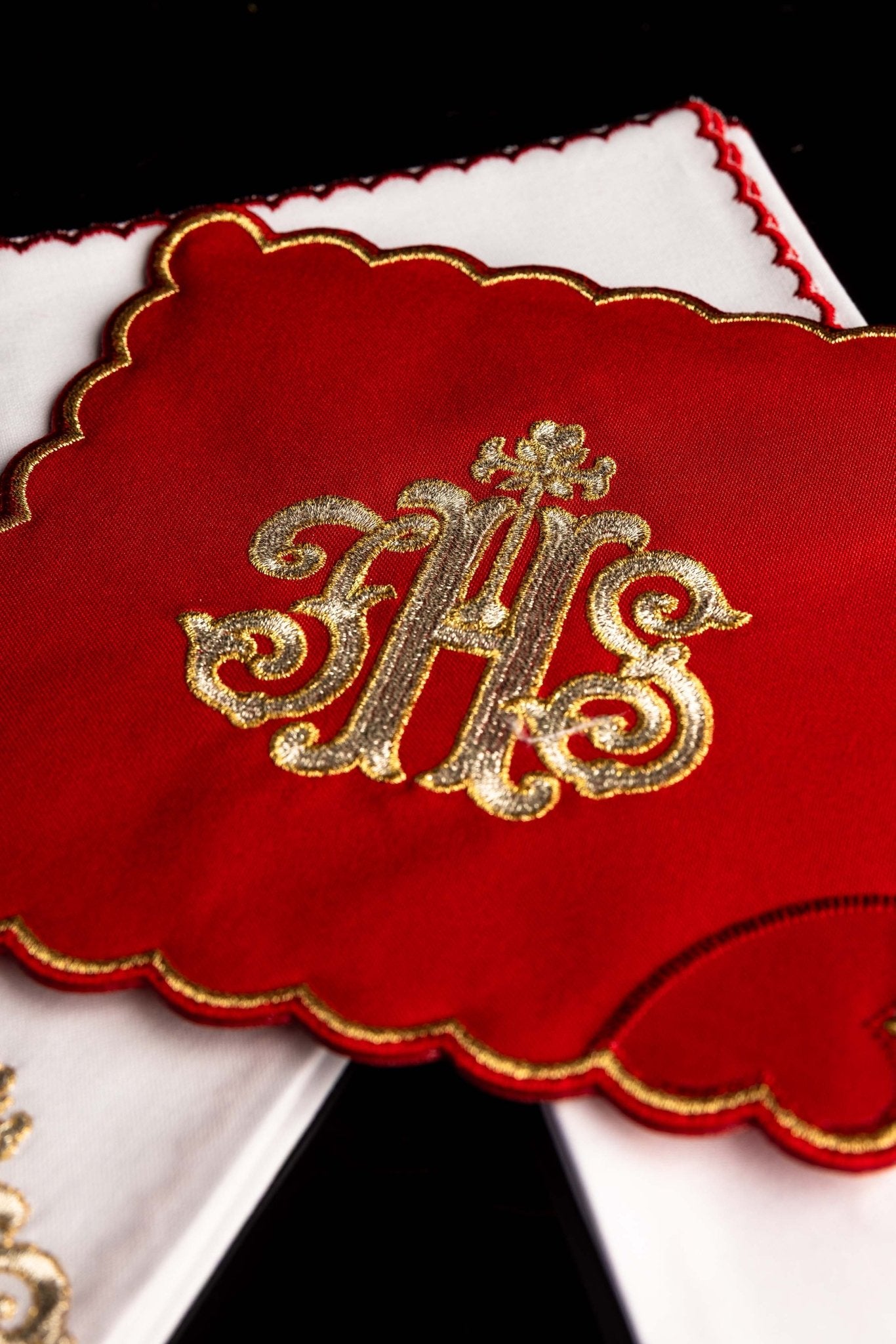 Servicio de altar bordado IHS, palia roja KK/072/02 - CASULLAS.ES