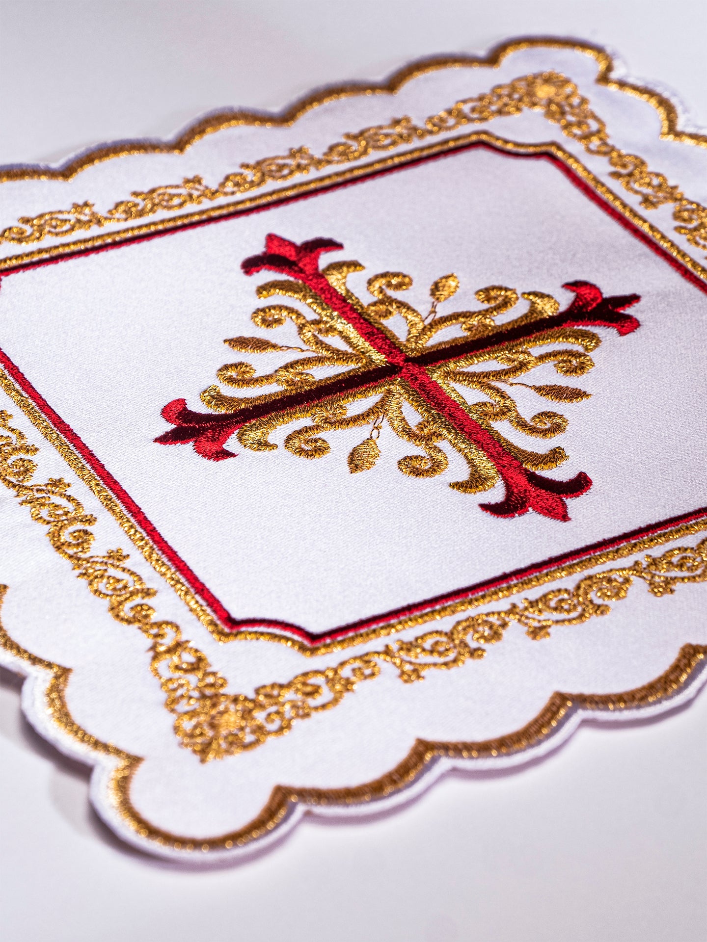Servicio de altar con bordado en oro y rojo KK/150 - CASULLAS.ES