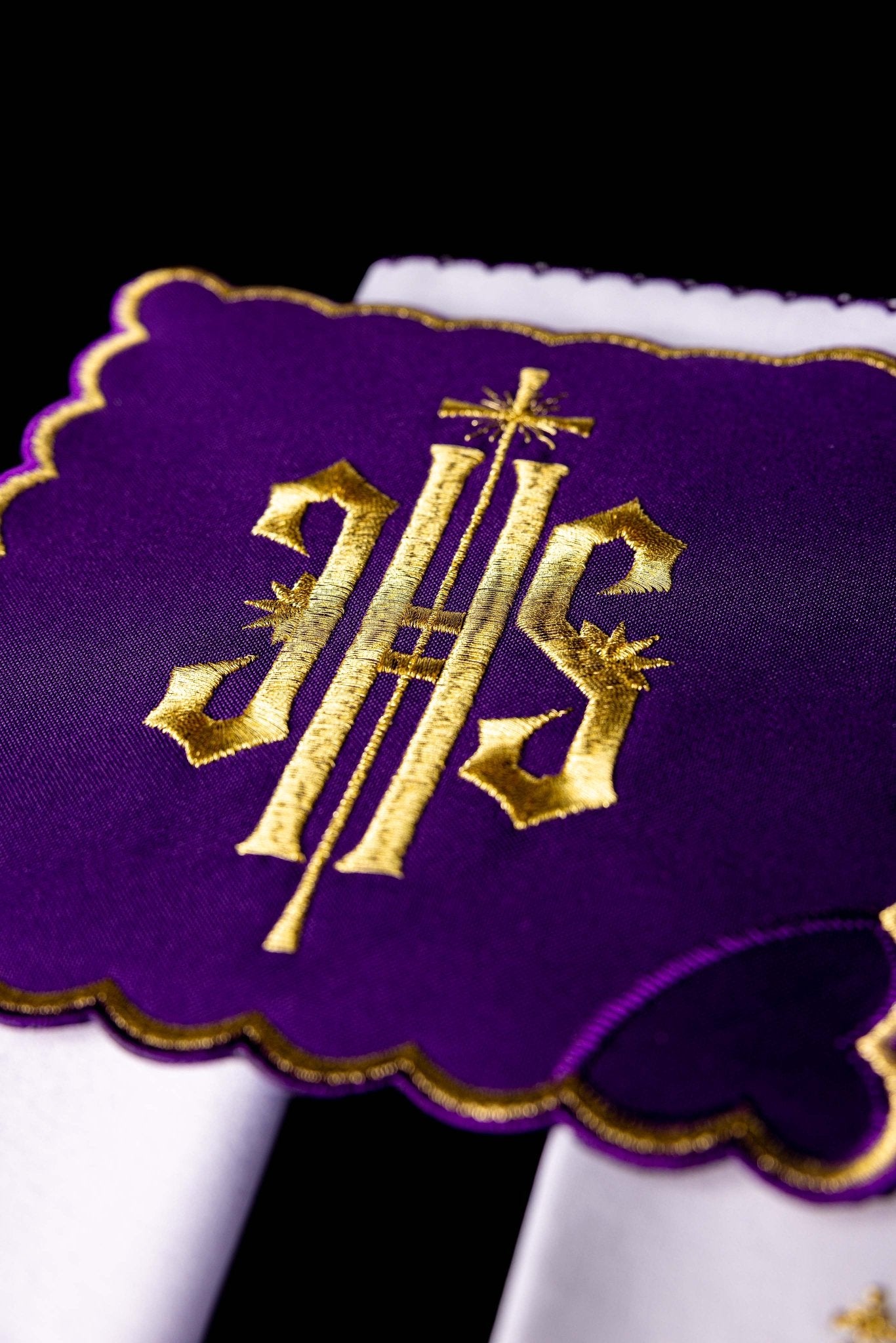 Servicio de altar con bordado IHS morado KK/029/03 - CASULLAS.ES