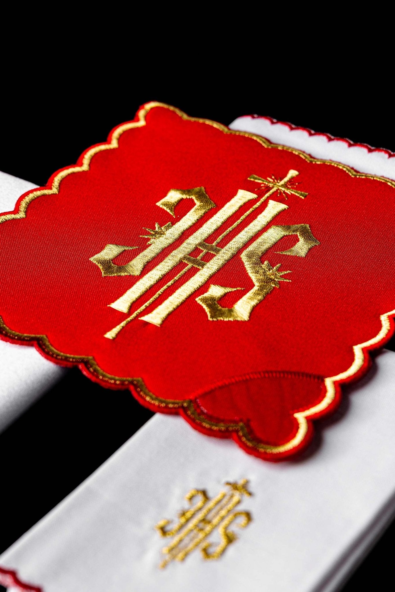 Servicio de altar con bordado IHS rojo KK/029/02 - CASULLAS.ES