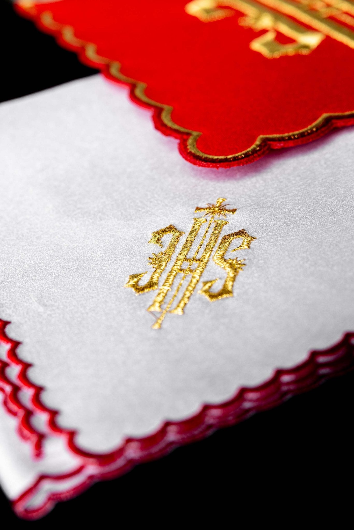 Servicio de altar con bordado IHS rojo KK/029/02 - CASULLAS.ES