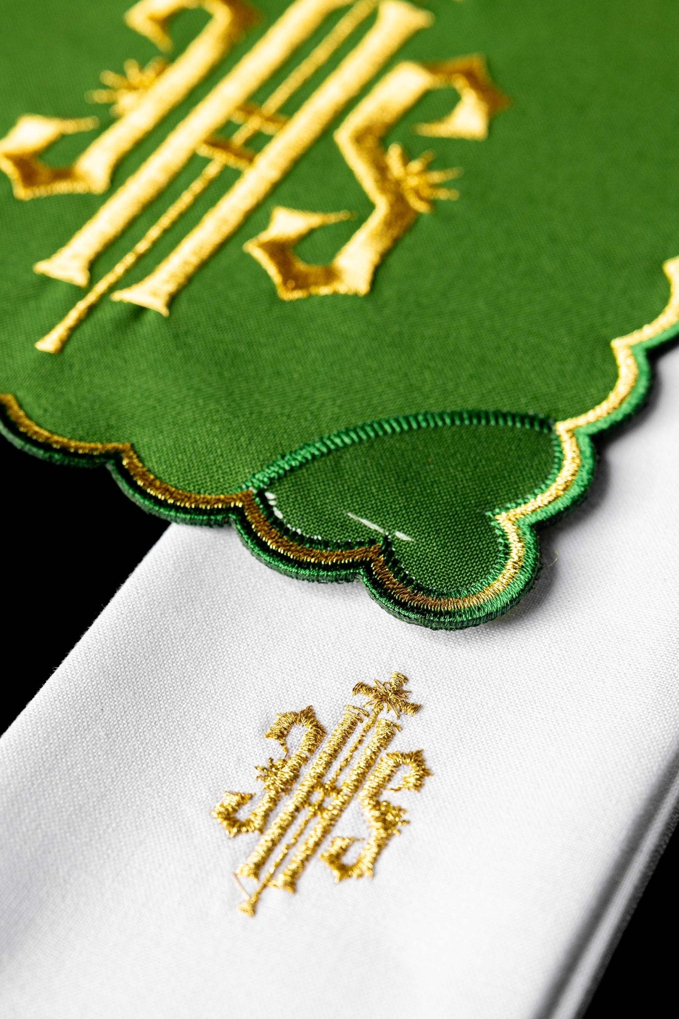 Servicio de altar con bordado IHS verde KK/029/01 - CASULLAS.ES