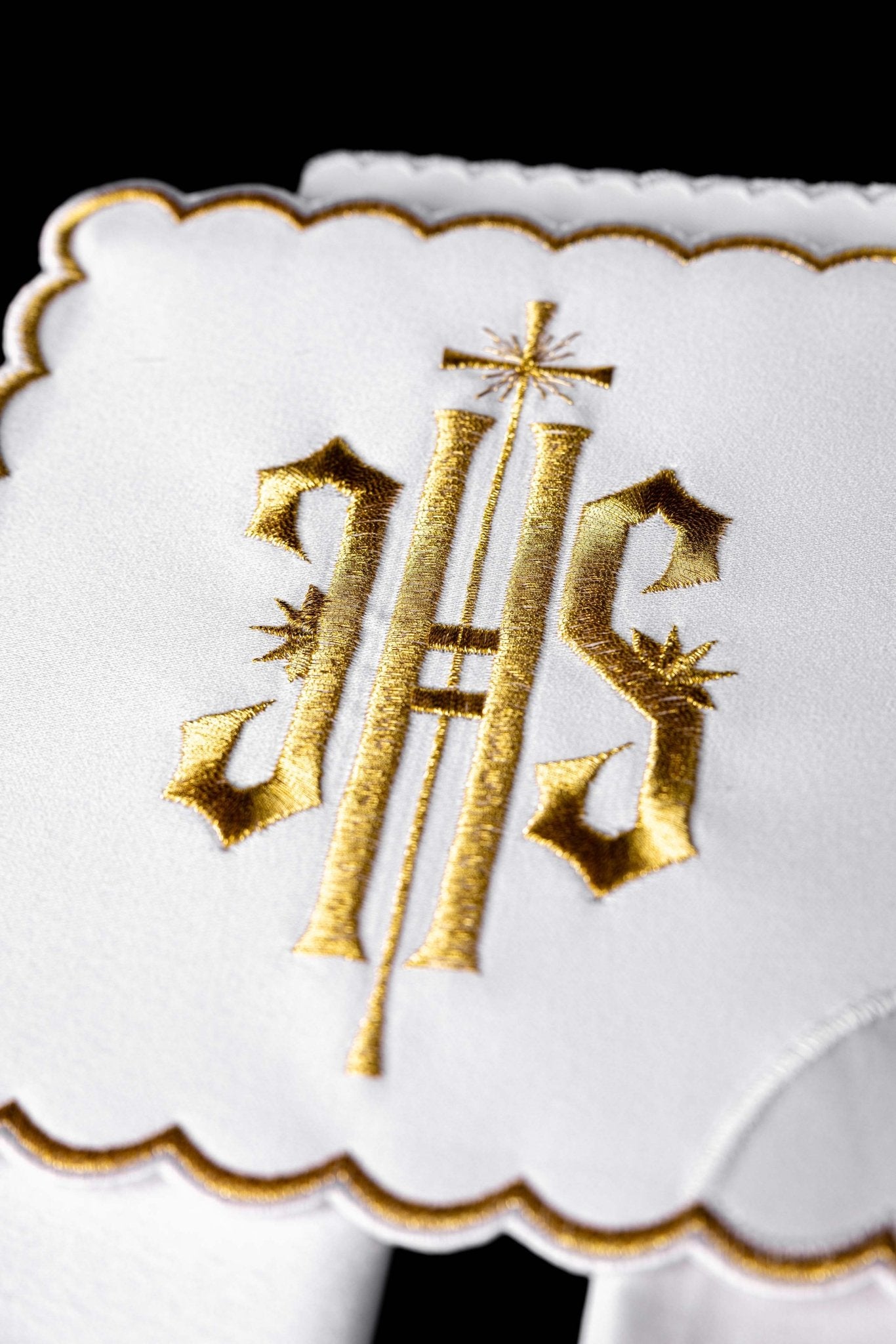 Servicio de altar con bordado IHS y ribete dorado KK/029/04 - CASULLAS.ES
