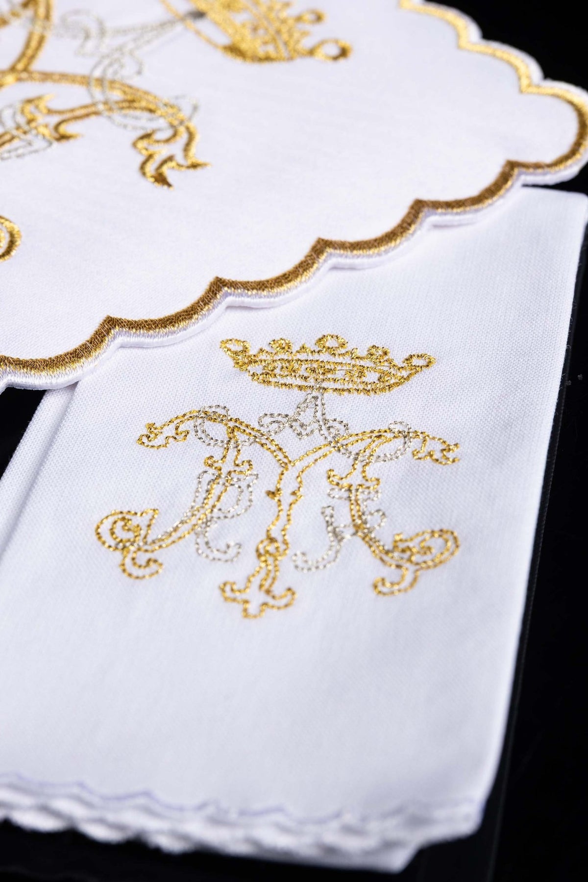 Servicio de altar con bordado Mariano dorado KK/020 - CASULLAS.ES