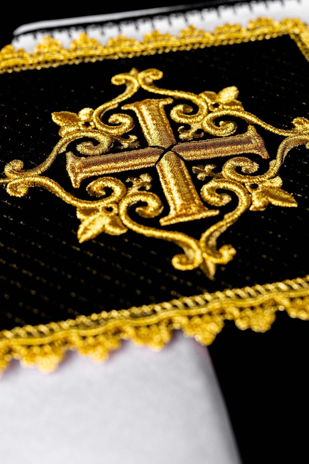 Servicio de altar con cruz bordada terciopelo negro LE/5029/C5 - CASULLAS.ES