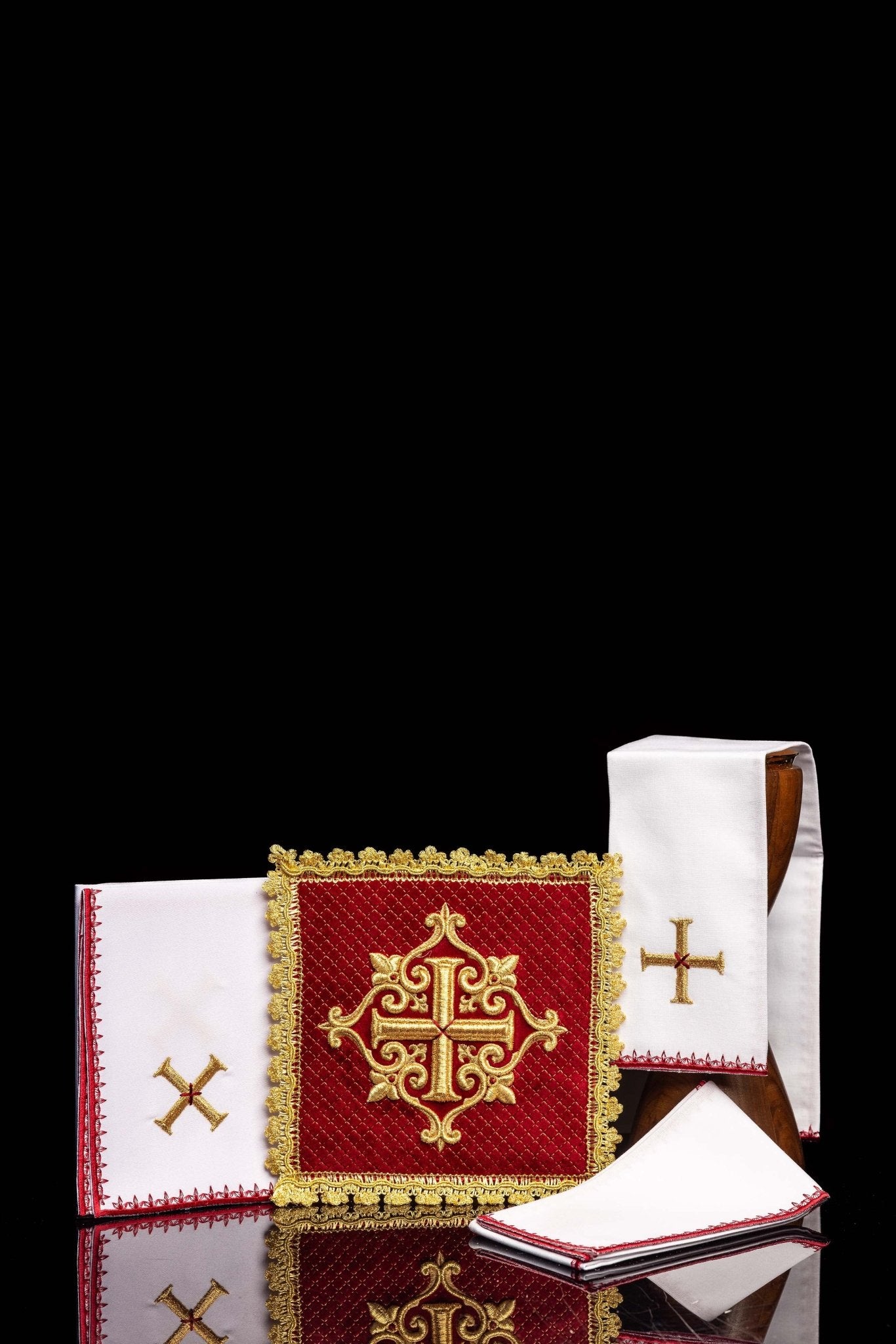 Servicio de altar con cruz bordada terciopelo rojo LE/5029/C2 - CASULLAS.ES