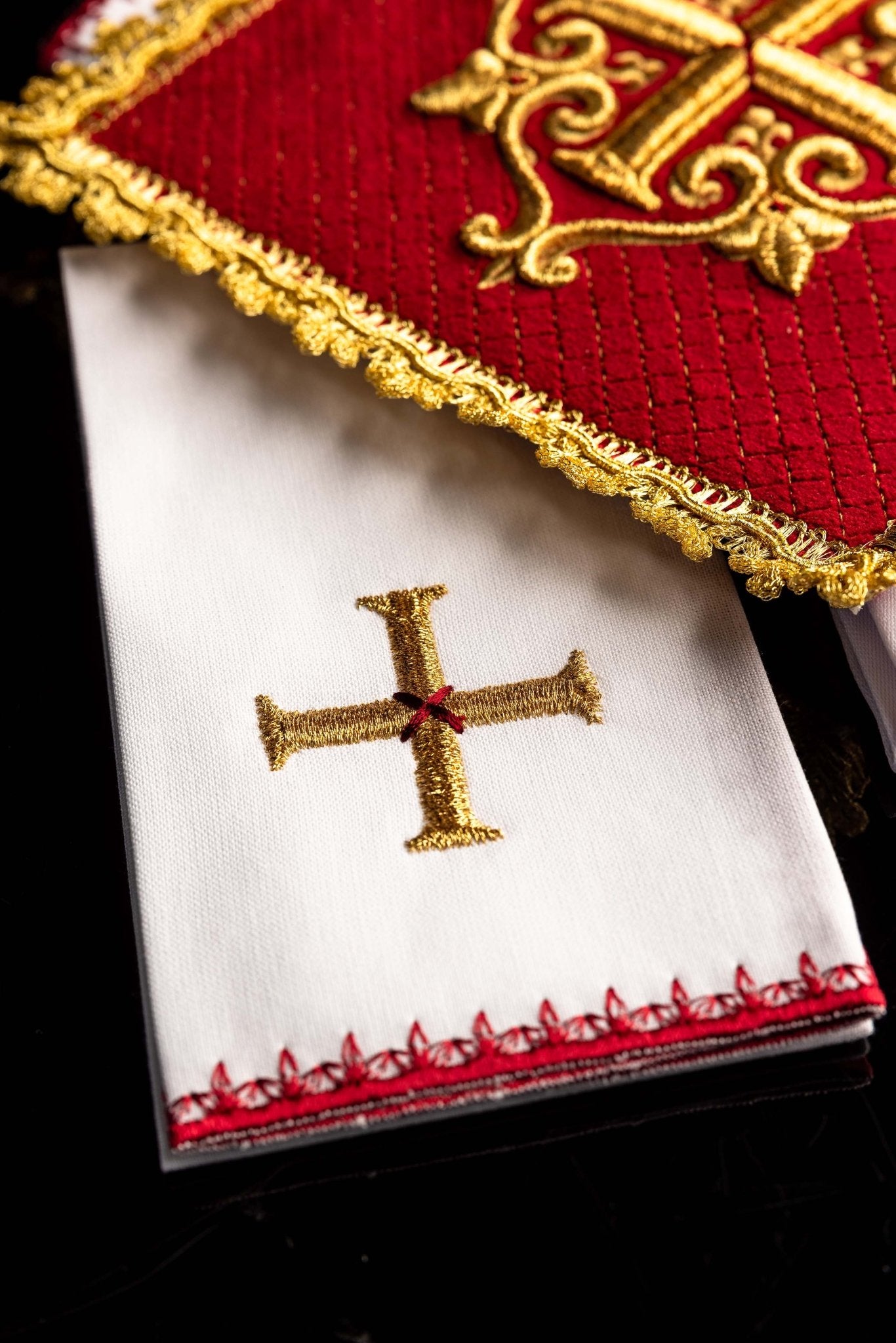 Servicio de altar con cruz bordada terciopelo rojo LE/5029/C2 - CASULLAS.ES