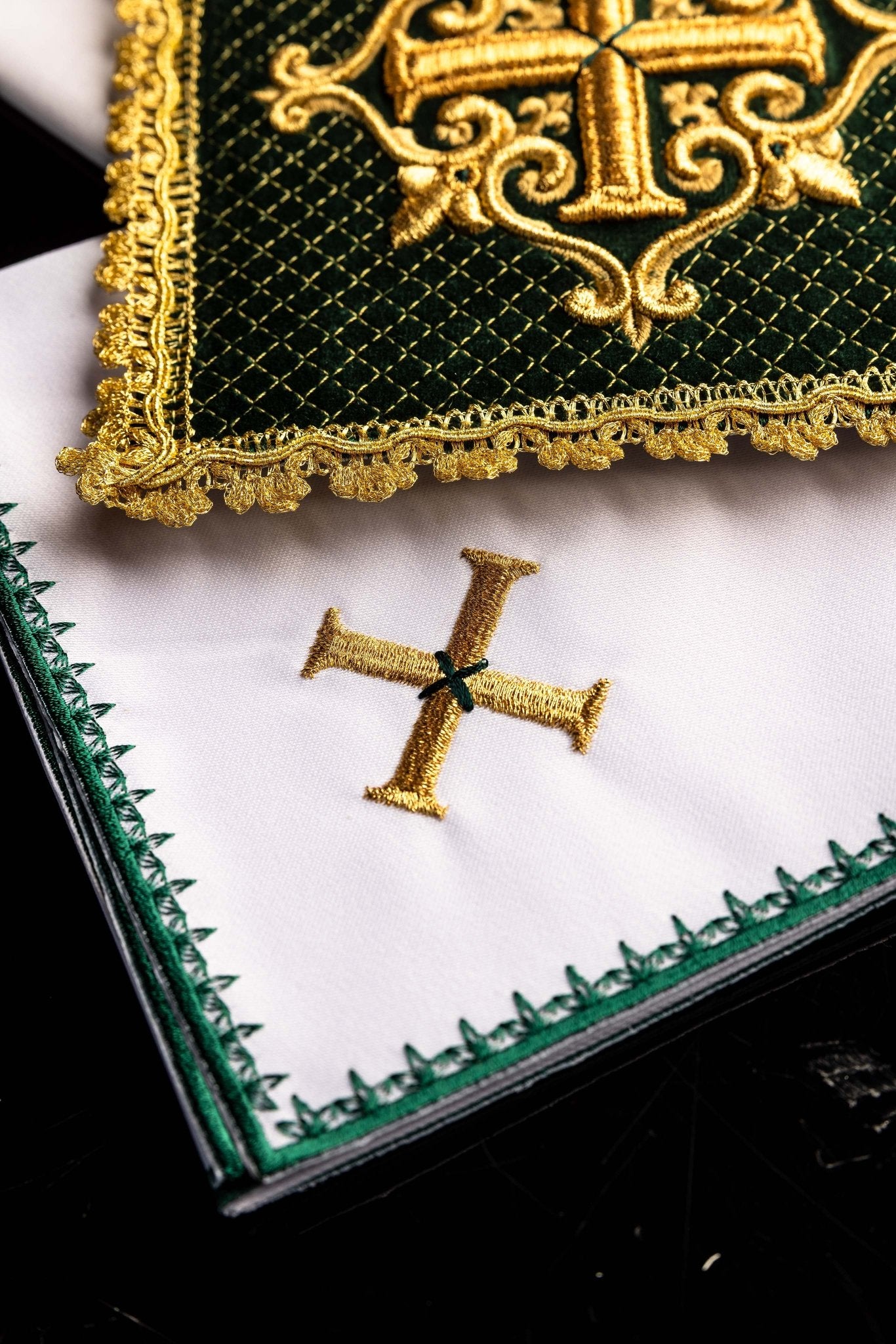 Servicio de altar con cruz bordada terciopelo verde LE/5029/C1 - CASULLAS.ES