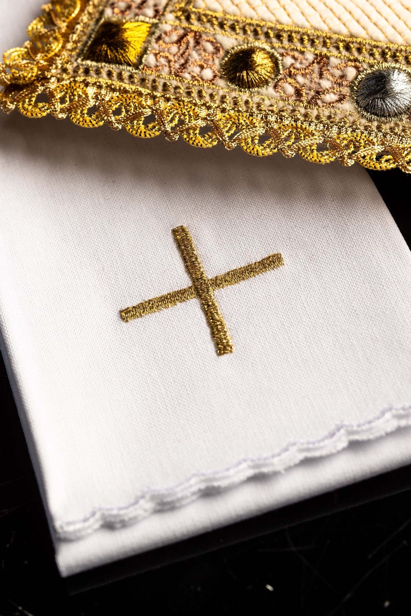 Servicio de altar de terciopelo en color crudo con símbolo IHS bordado S-5567-C4 - CASULLAS.ES