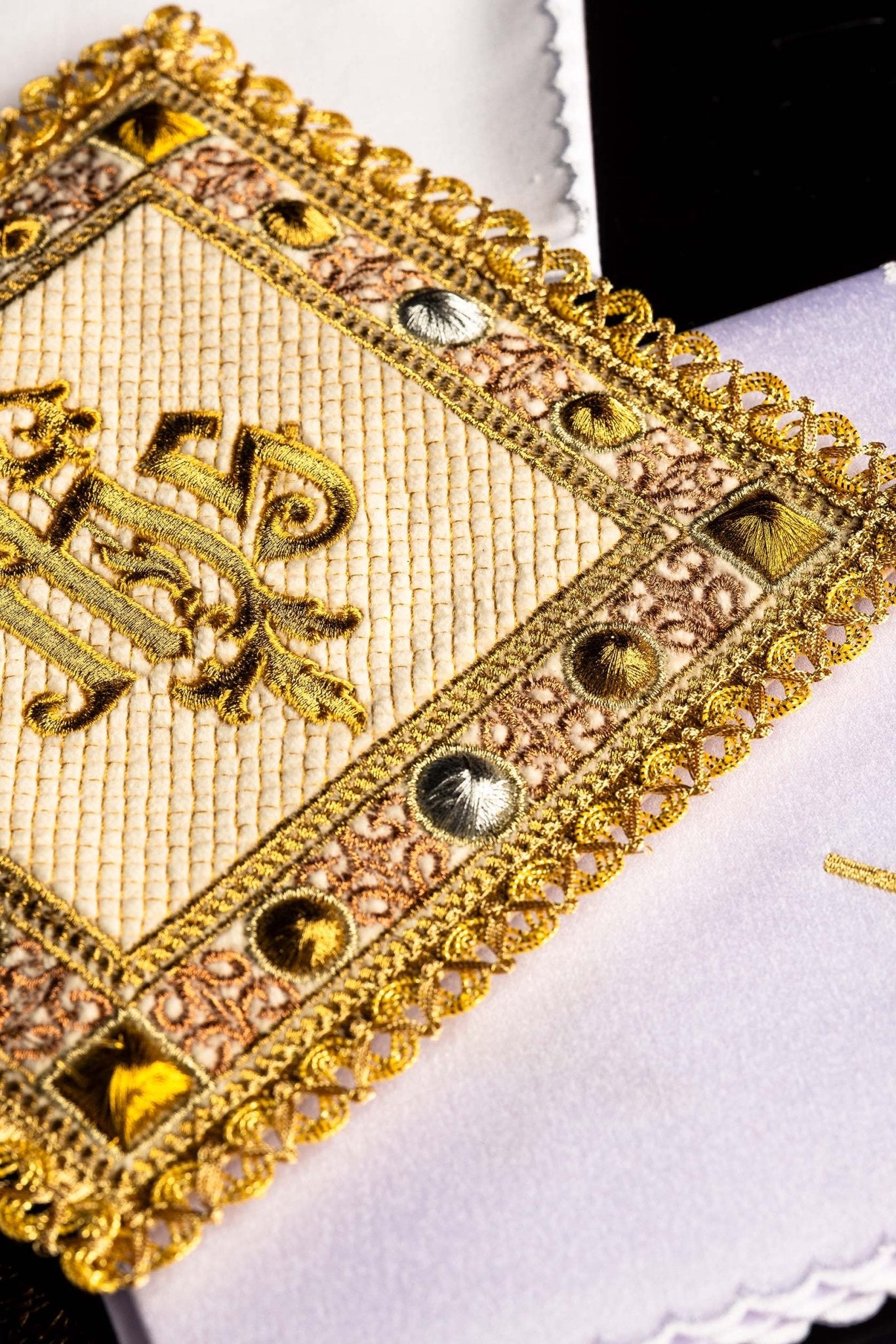 Servicio de altar de terciopelo en color crudo con símbolo IHS bordado S-5567-C4 - CASULLAS.ES