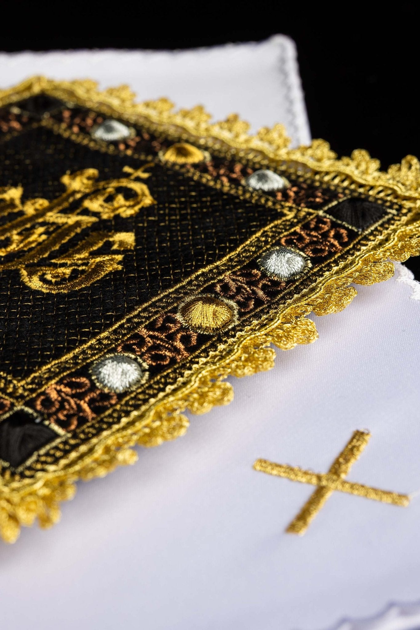 Servicio de altar de terciopelo en color negro con símbolo IHS bordado S-5567-C6 - CASULLAS.ES
