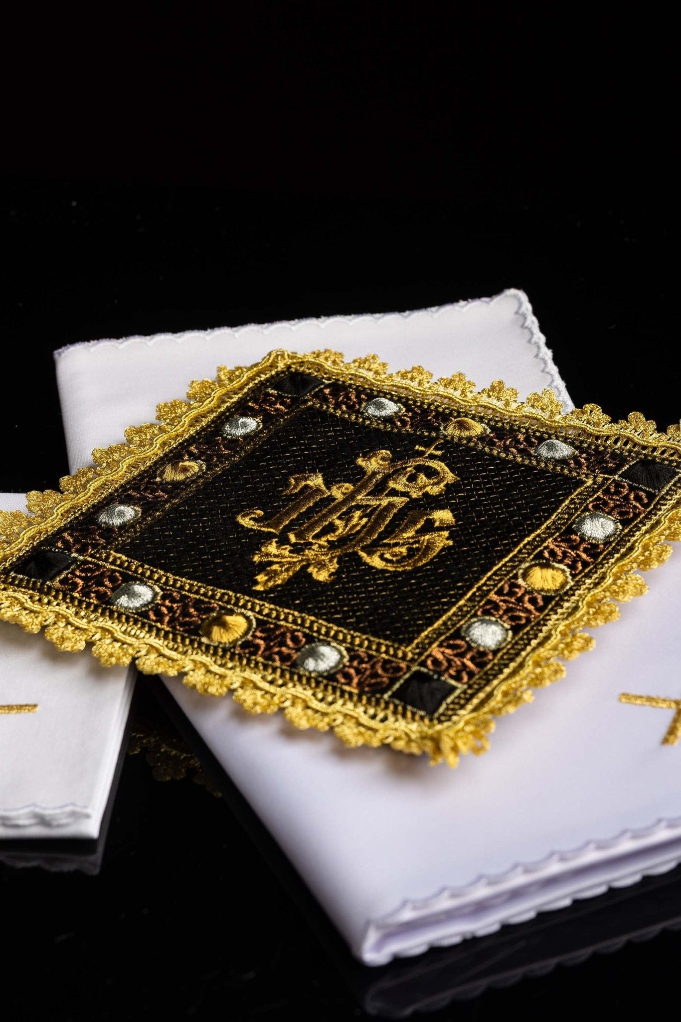 Servicio de altar de terciopelo en color negro con símbolo IHS bordado S-5567-C6 - CASULLAS.ES