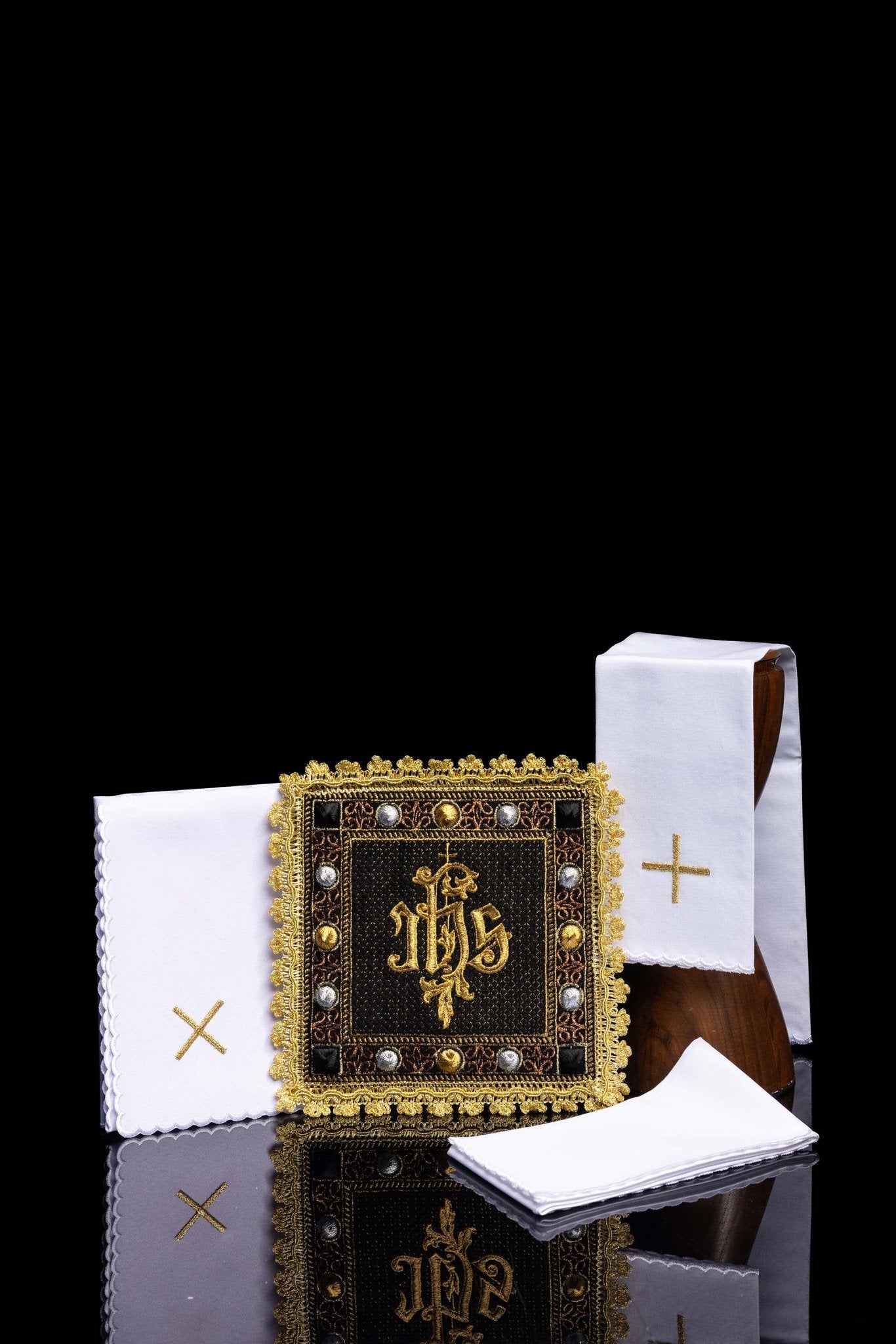 Servicio de altar de terciopelo en color negro con símbolo IHS bordado S-5567-C6 - CASULLAS.ES