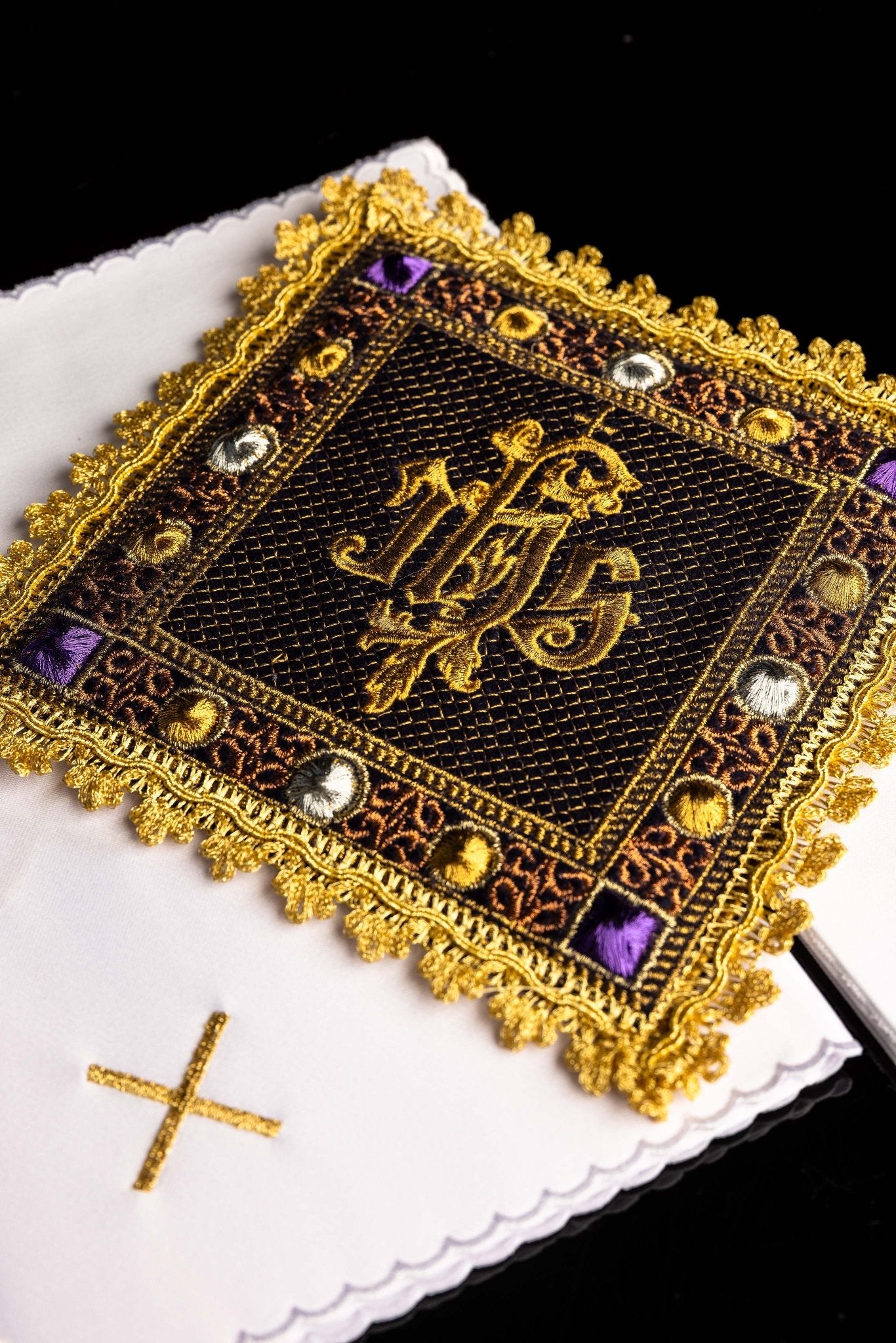 Servicio de altar de terciopelo en color violeta con el símbolo IHS bordado S-5567-C3 - CASULLAS.ES