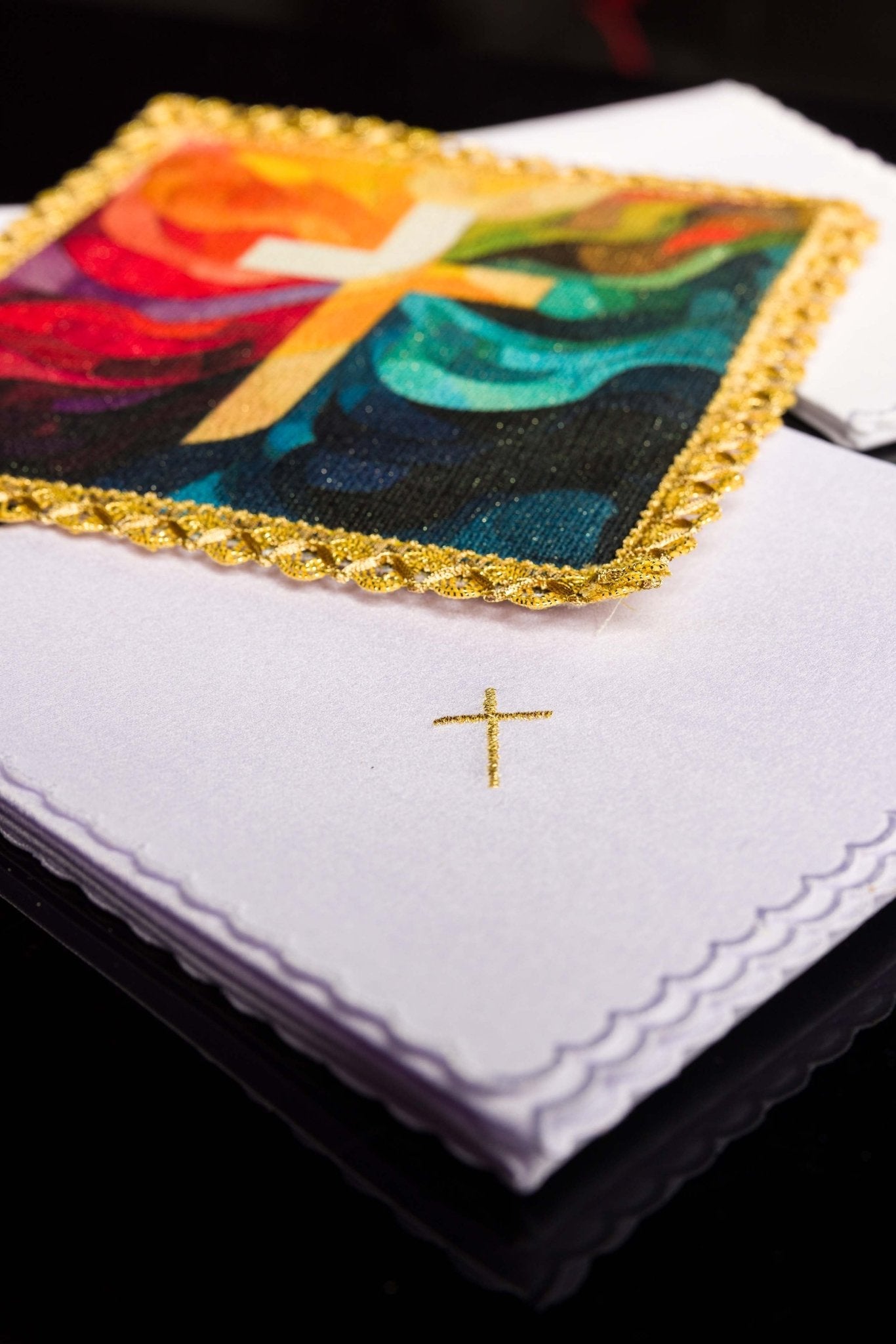 Servicio de altar estampado en color con motivo de cruz KOD/5005/99 - CASULLAS.ES