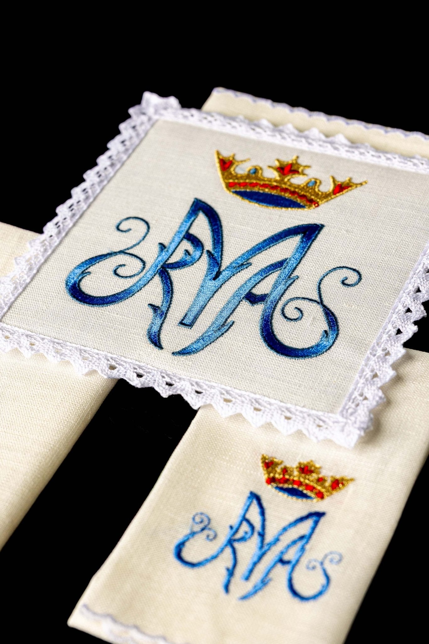 Servicio de altar lino con bordado Mariano KKL/003/C1 - CASULLAS.ES