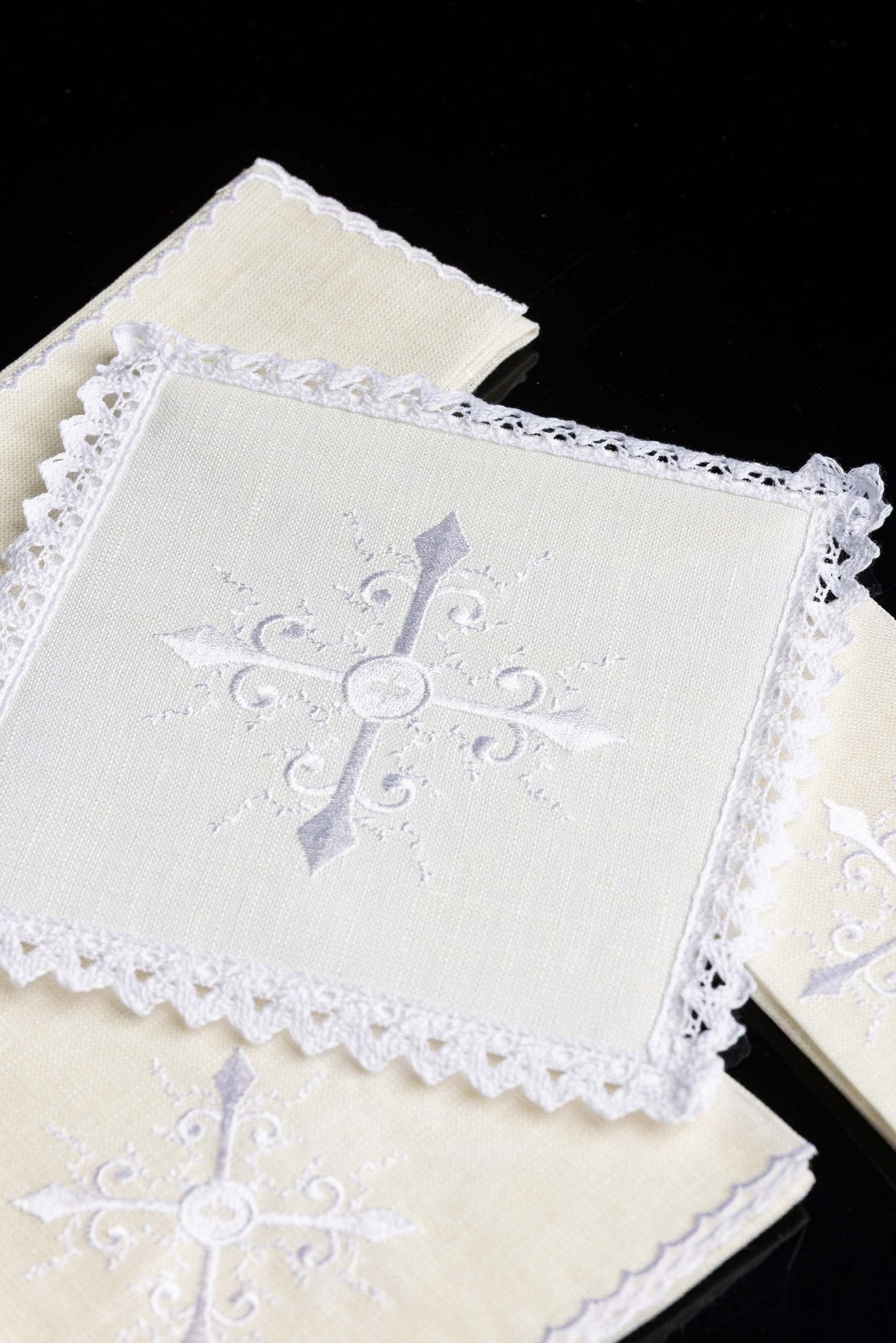 Servicio de altar lino con sencillo bordado Cruz KKL/057 - CASULLAS.ES