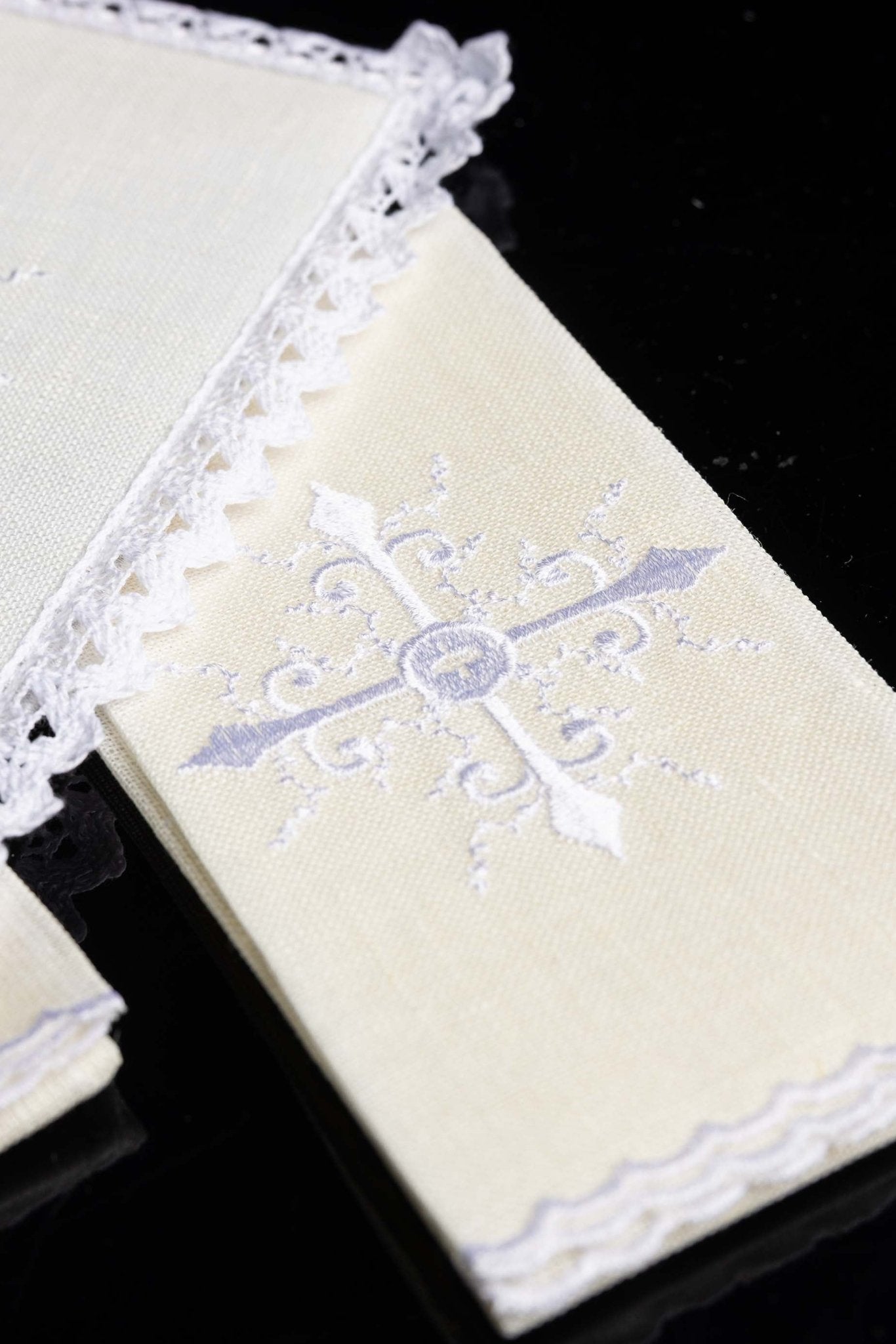 Servicio de altar lino con sencillo bordado Cruz KKL/057 - CASULLAS.ES