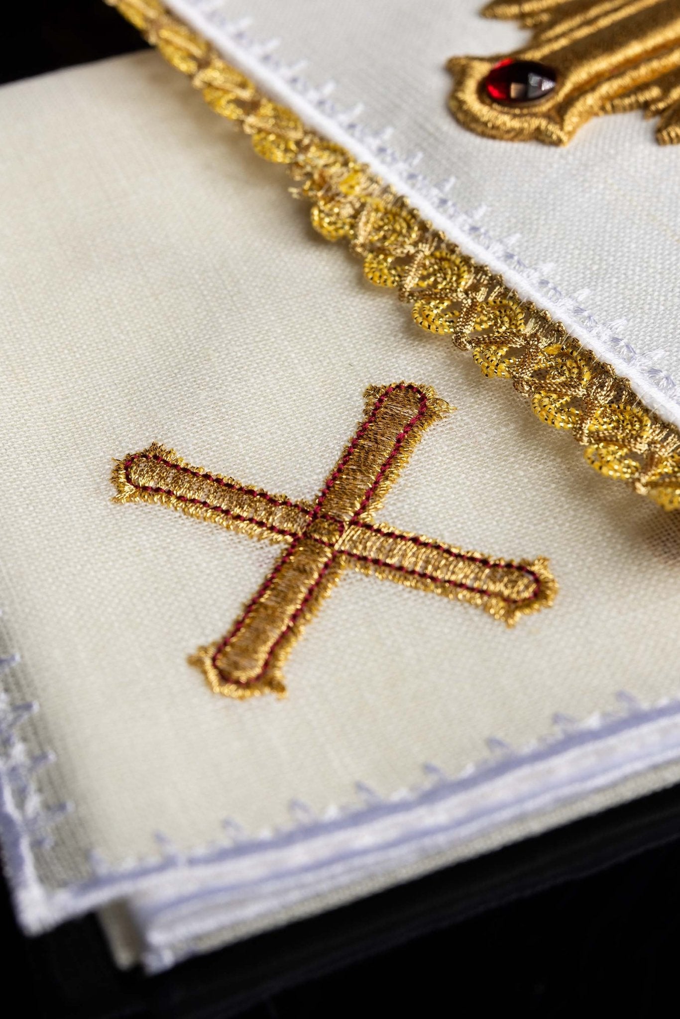 Servicio de altar lino ricamente bordado con Cruz y piedras LE/5010 - CASULLAS.ES