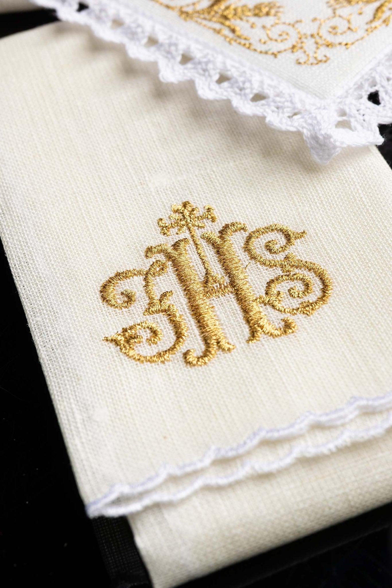 Servicio de altar lino ricamente bordado con IHS KKL/049 - CASULLAS.ES