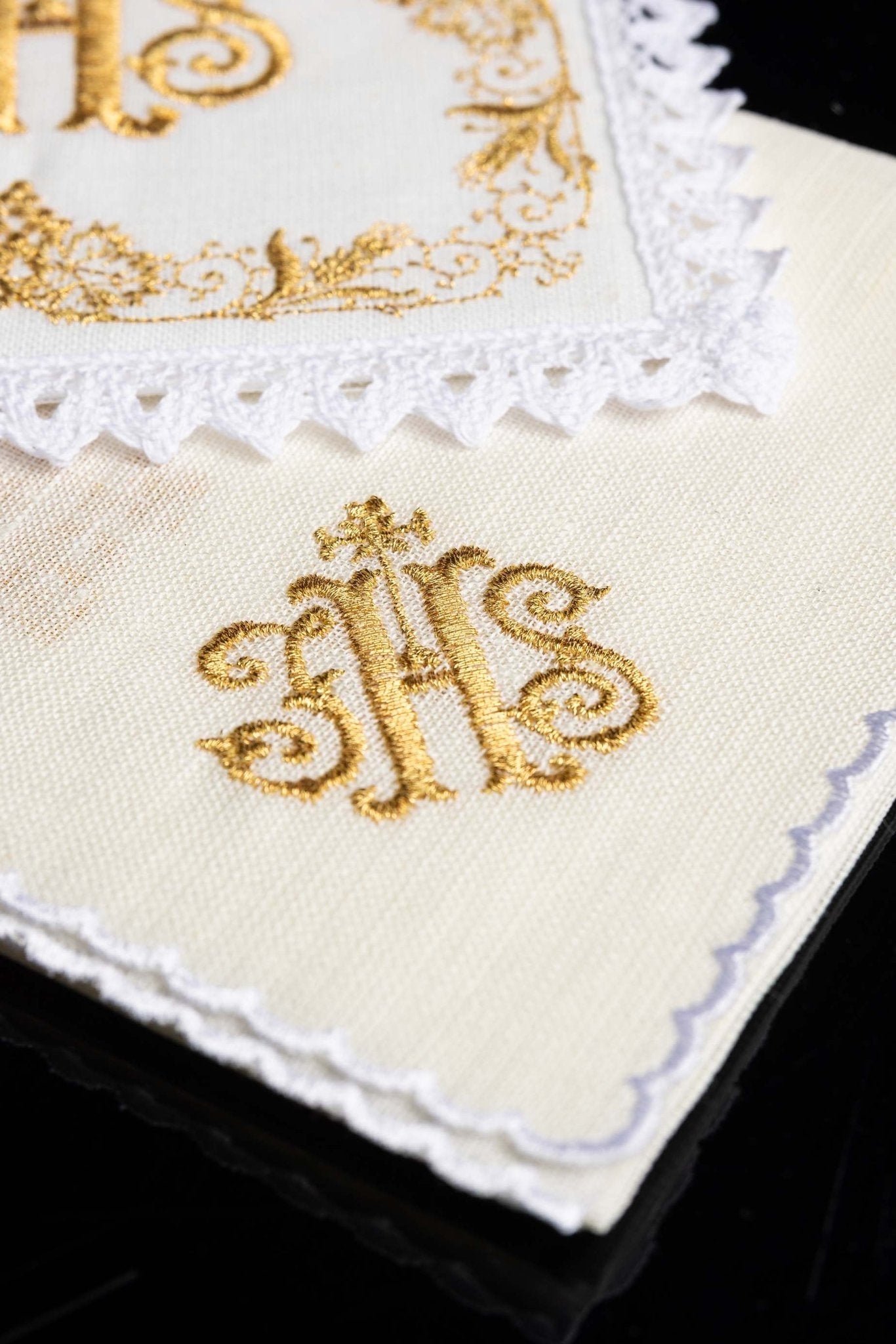 Servicio de altar lino ricamente bordado con IHS KKL/049 - CASULLAS.ES